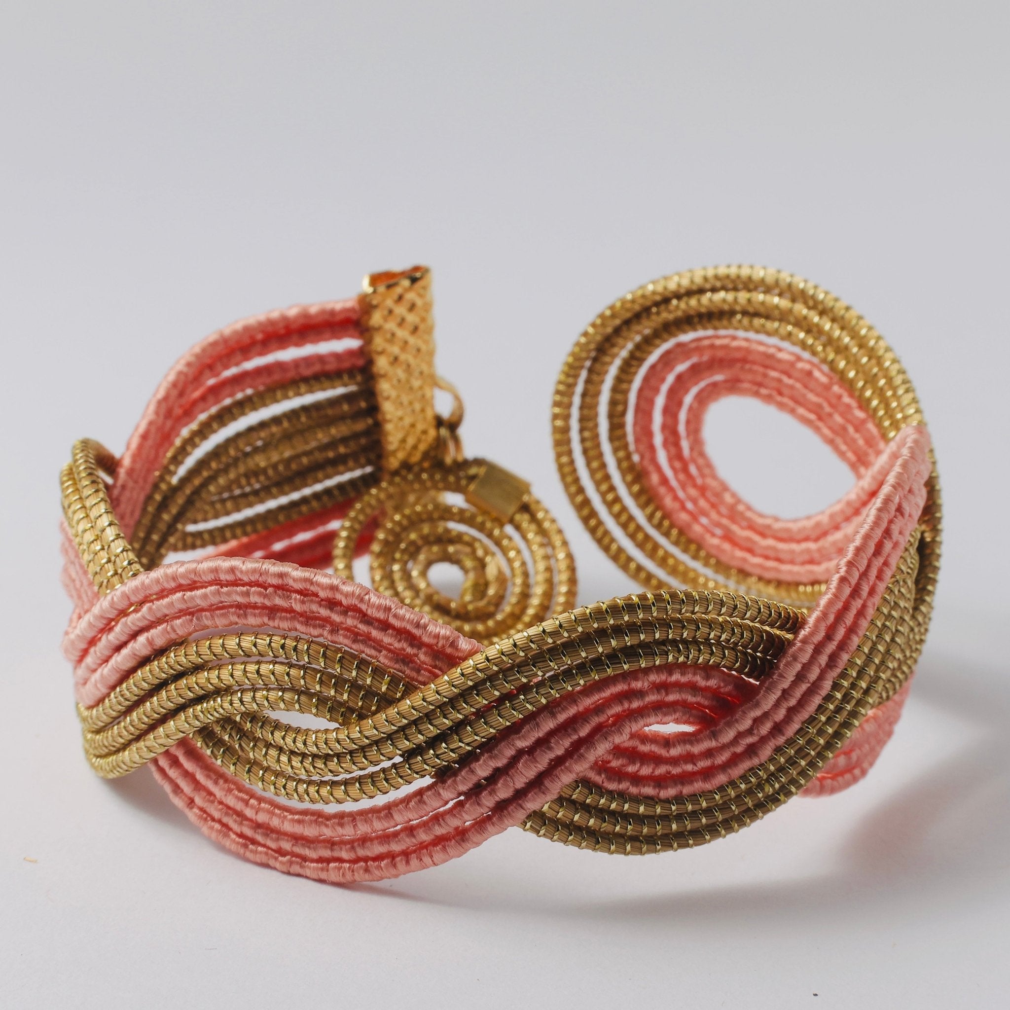 Armreif Begonia – Handgemachtes Unikat aus Capim Dourado | Online kaufen bei Capido Shop