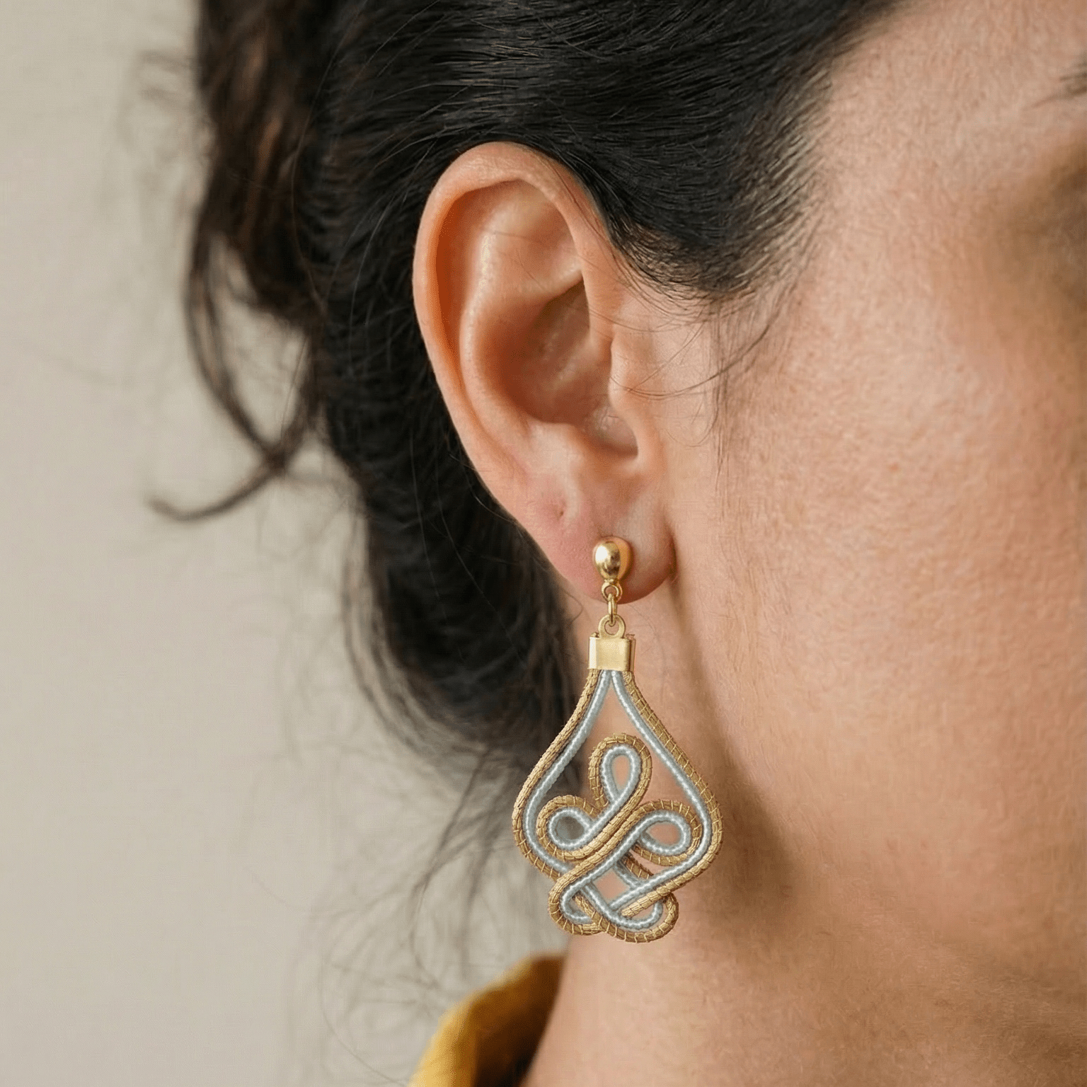 Ohringe Piçarras – Handgemachtes Unikat aus Capim Dourado | Online kaufen bei Capido Shop