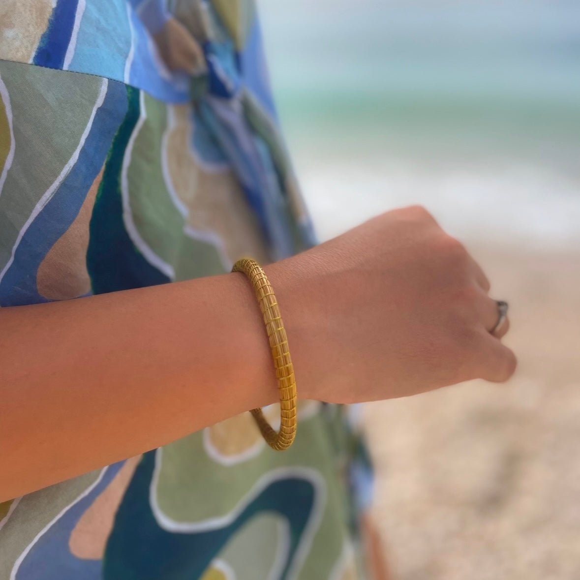 Armreif Moreia – Handgemachtes Unikat aus Capim Dourado | Online kaufen bei Capido Shop