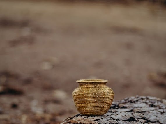 Vase Sinuelo – Handgemachtes Unikat aus Capim Dourado | Online kaufen bei Capido Shop