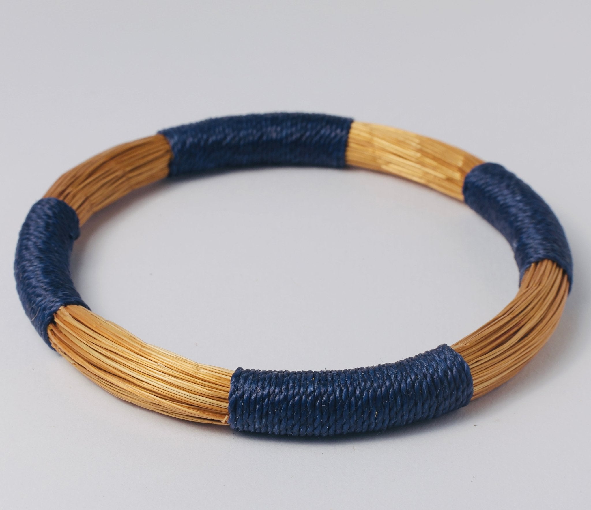 Armreif Bacaba – Handgemachtes Unikat aus Capim Dourado | Online kaufen bei Capido Shop