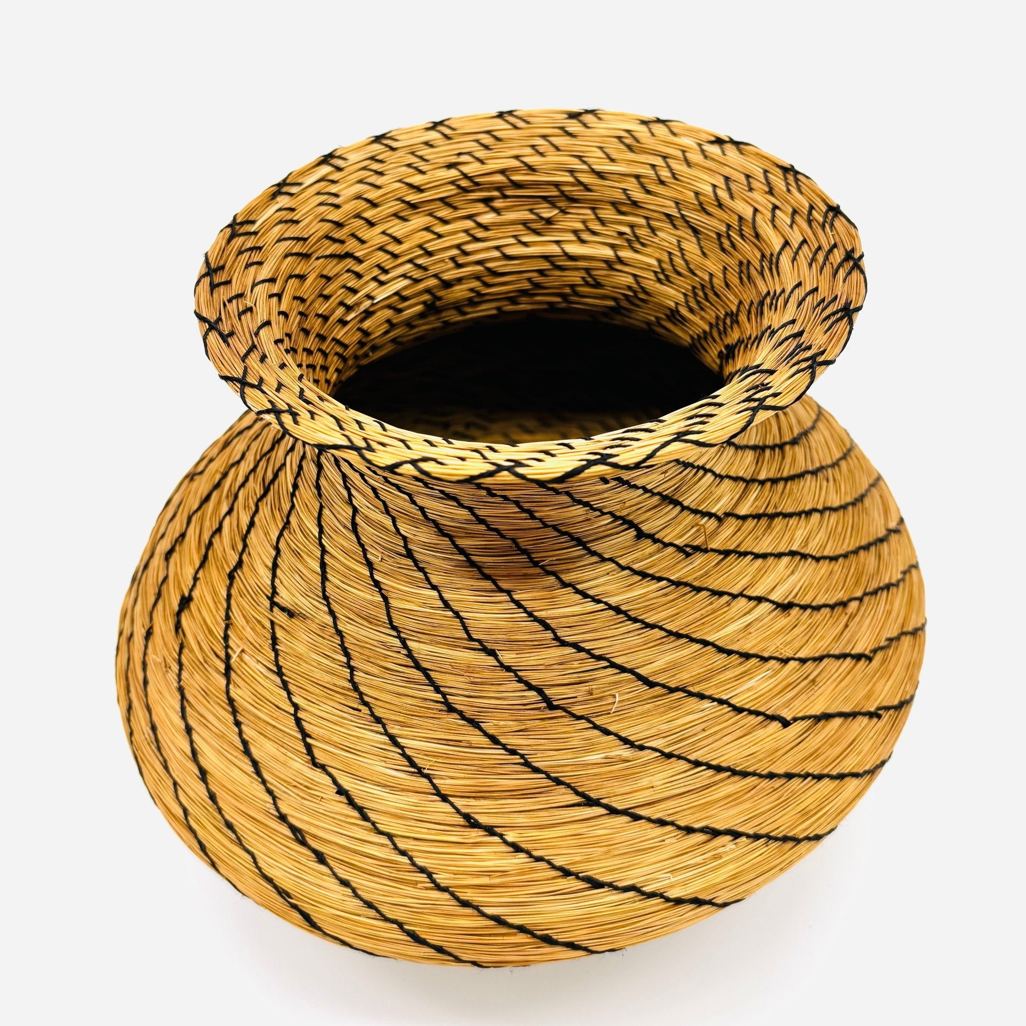 Vase Itajaí – Handgemachtes Unikat aus Capim Dourado | Online kaufen bei Capido Shop