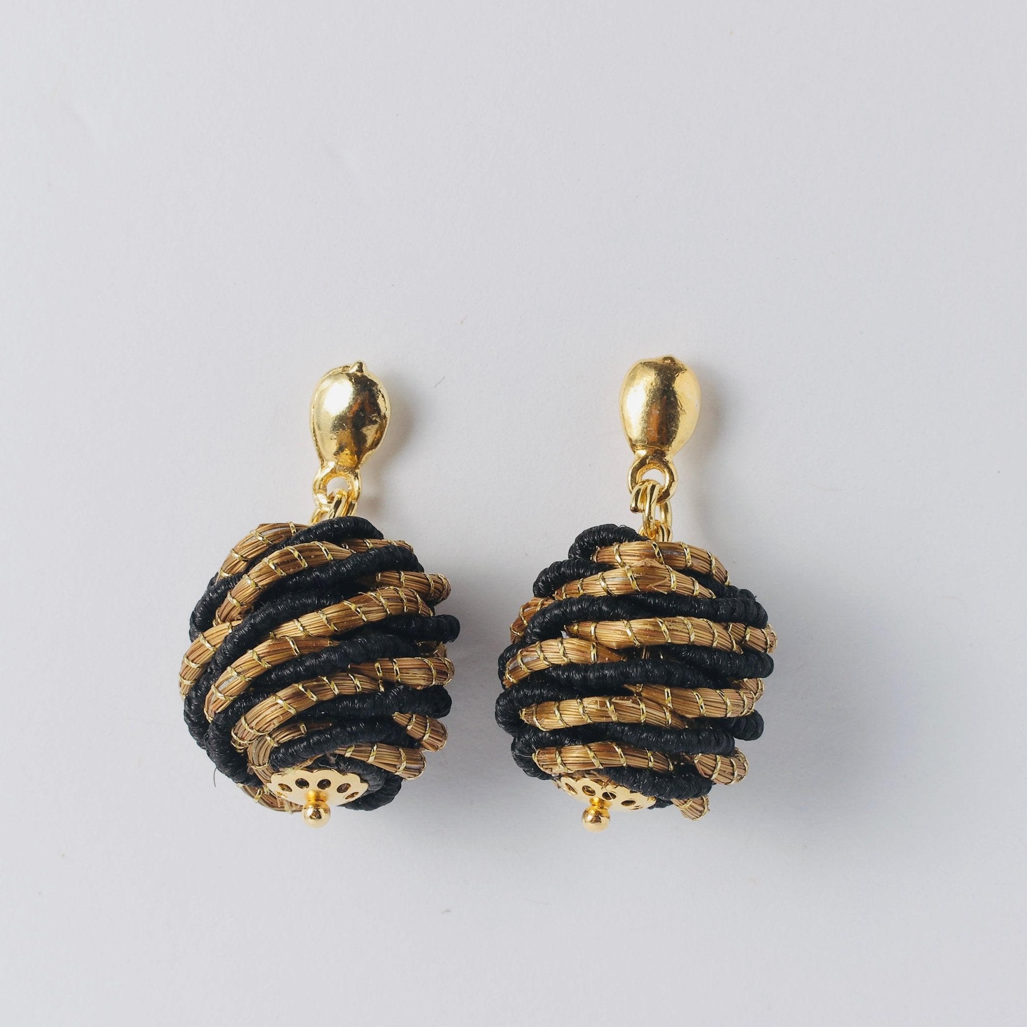 Ohrringe Petunia – Handgemachtes Unikat aus Capim Dourado | Online kaufen bei Capido Shop