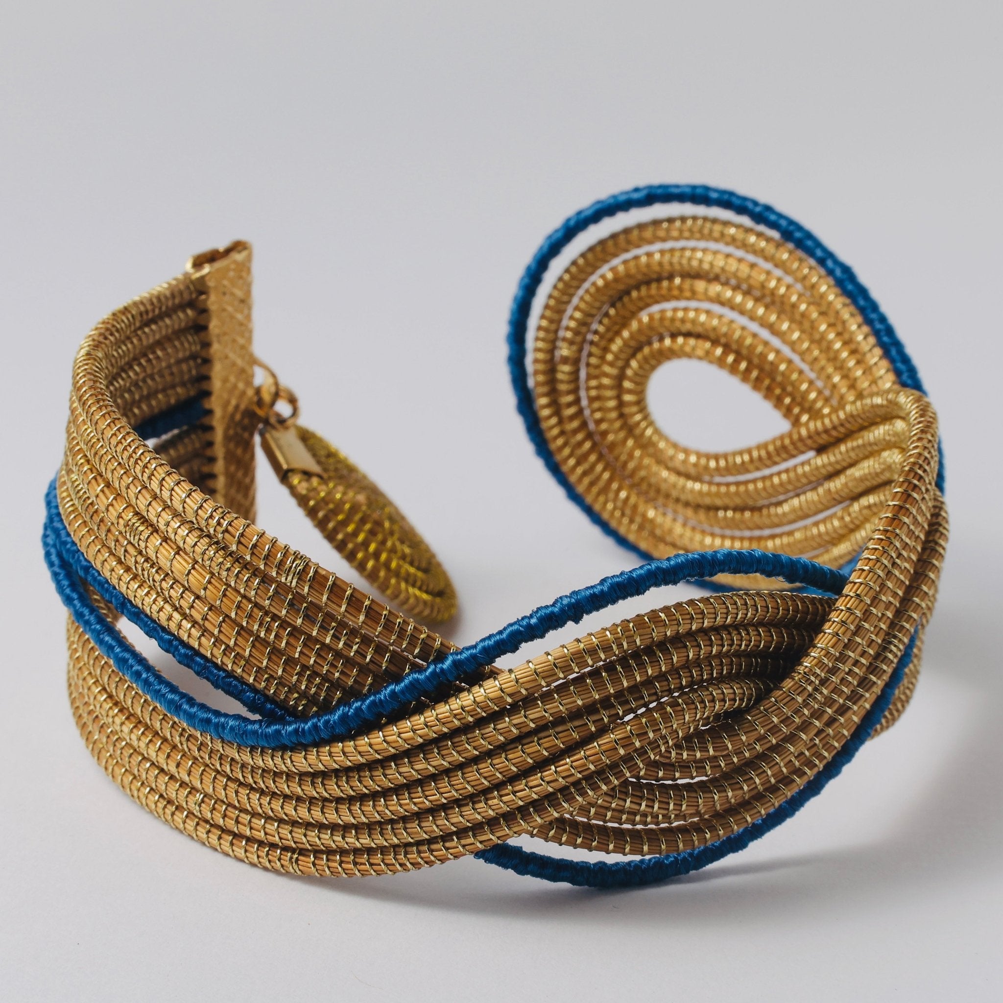 Armreif Bromélia – Handgemachtes Unikat aus Capim Dourado | Online kaufen bei Capido Shop