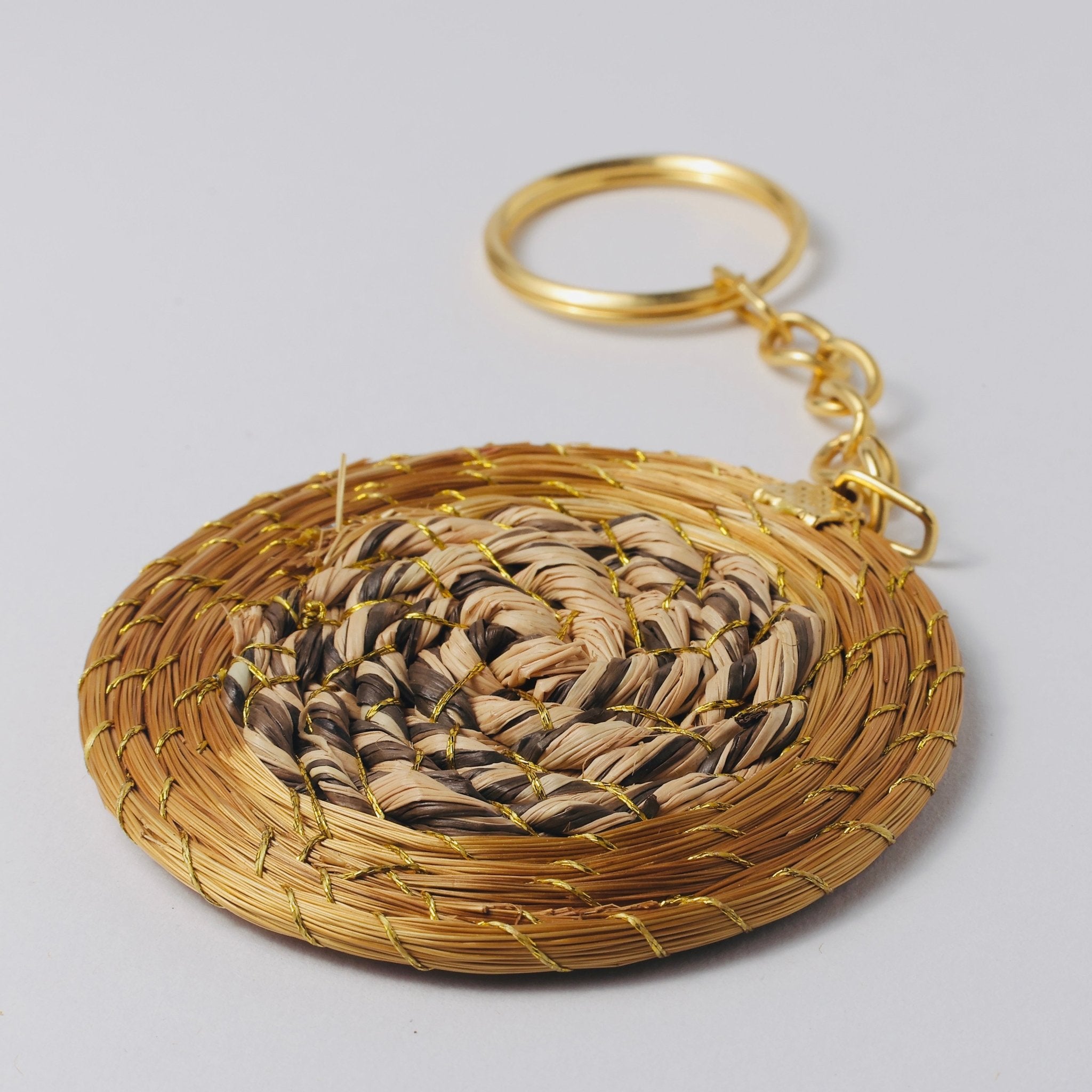 Schlüsselanhänger Mandala – Handgemachtes Unikat aus Capim Dourado | Online kaufen bei Capido Shop