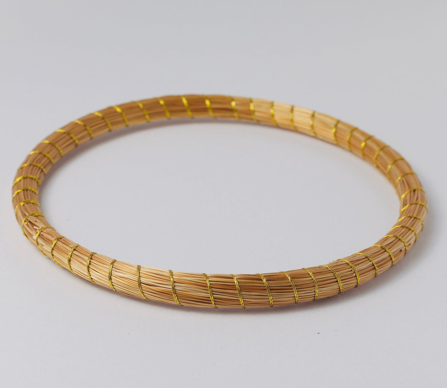 Armreif Moreia – Handgemachtes Unikat aus Capim Dourado | Online kaufen bei Capido Shop