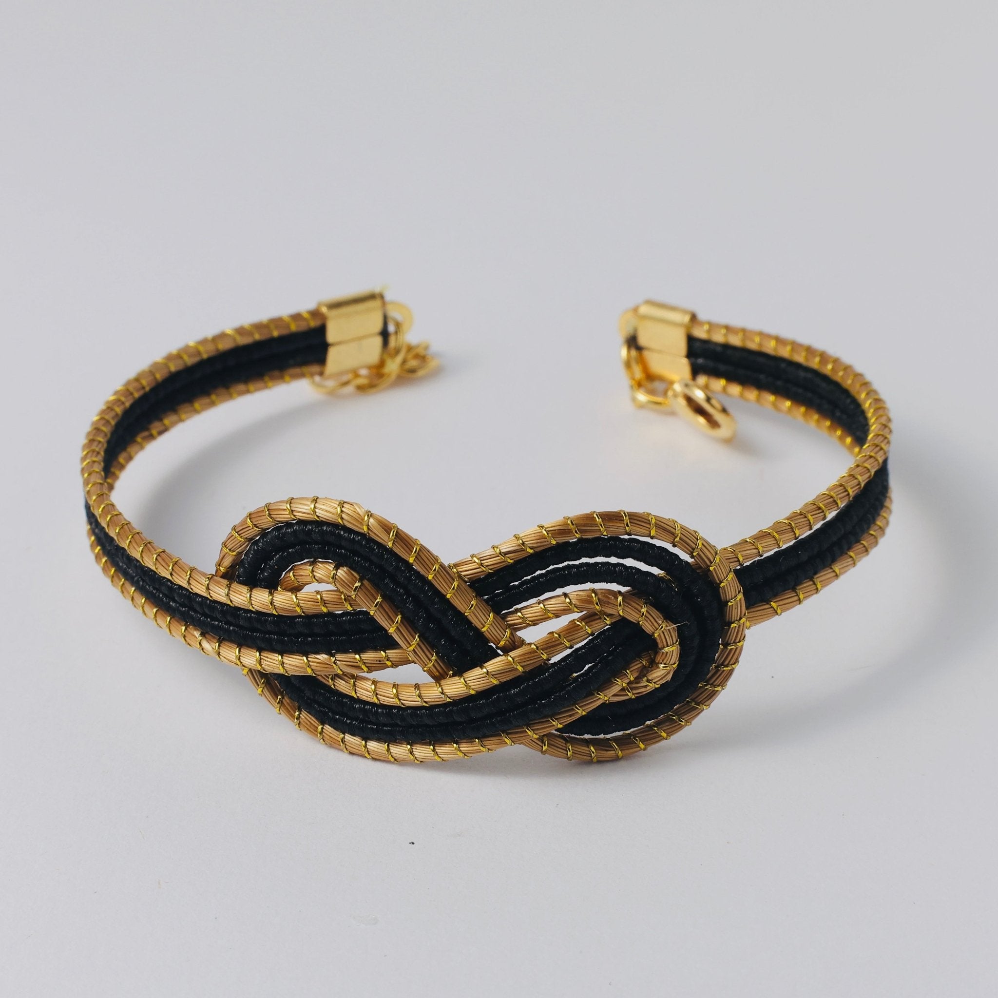 Armreif Viuva – Handgemachtes Unikat aus Capim Dourado | Online kaufen bei Capido Shop