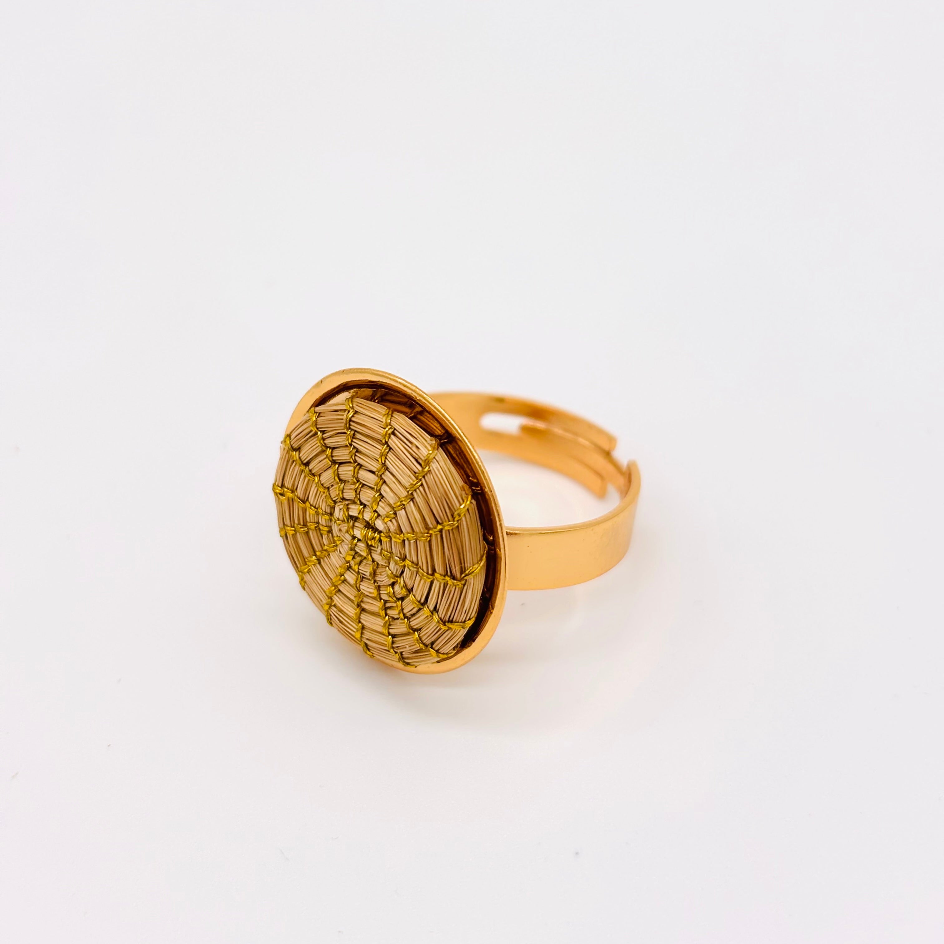 Ring Grace – Handgemachtes Unikat aus Capim Dourado | Online kaufen bei Capido Shop