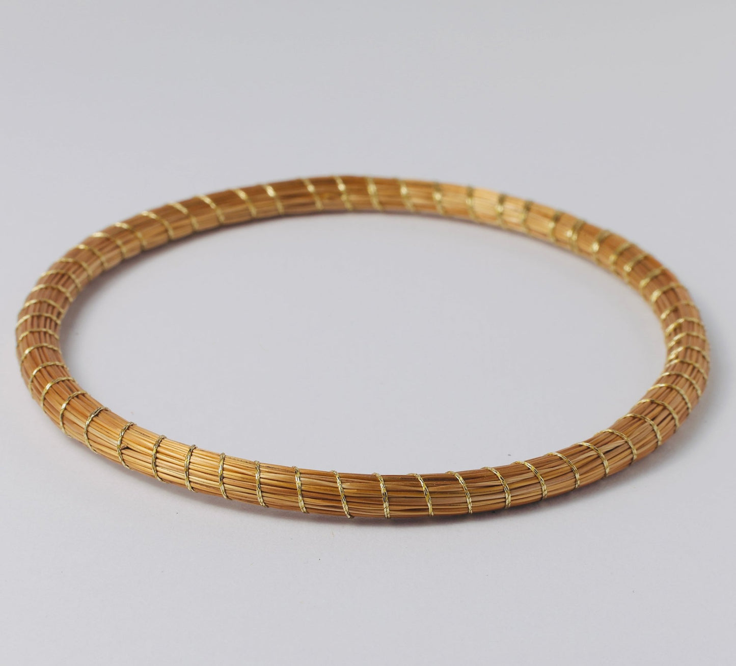 Armreif Amarilis – Handgemachtes Unikat aus Capim Dourado | Online kaufen bei Capido Shop