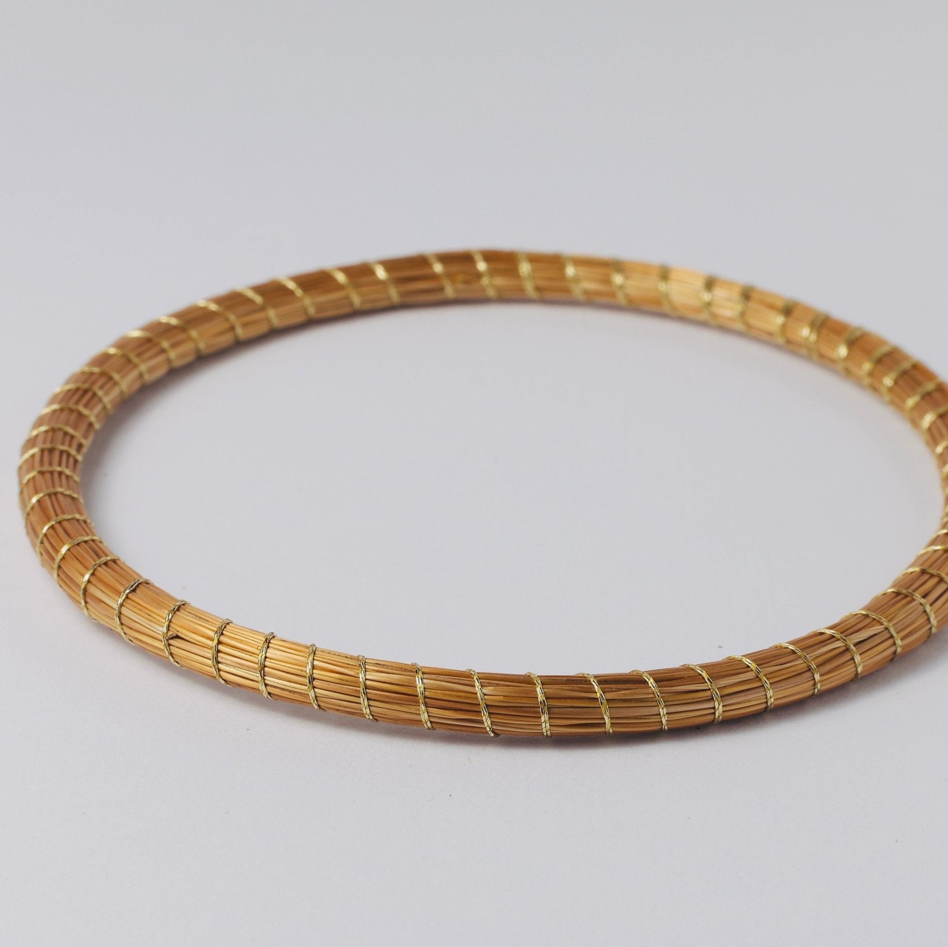 Armreif Amarilis – Handgemachtes Unikat aus Capim Dourado | Online kaufen bei Capido Shop