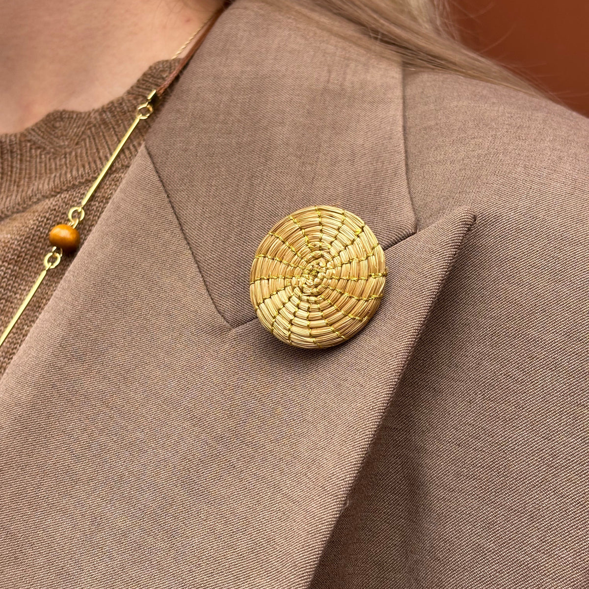 Broche Curitiba – Handgemachtes Unikat aus Capim Dourado | Online kaufen bei Capido Shop