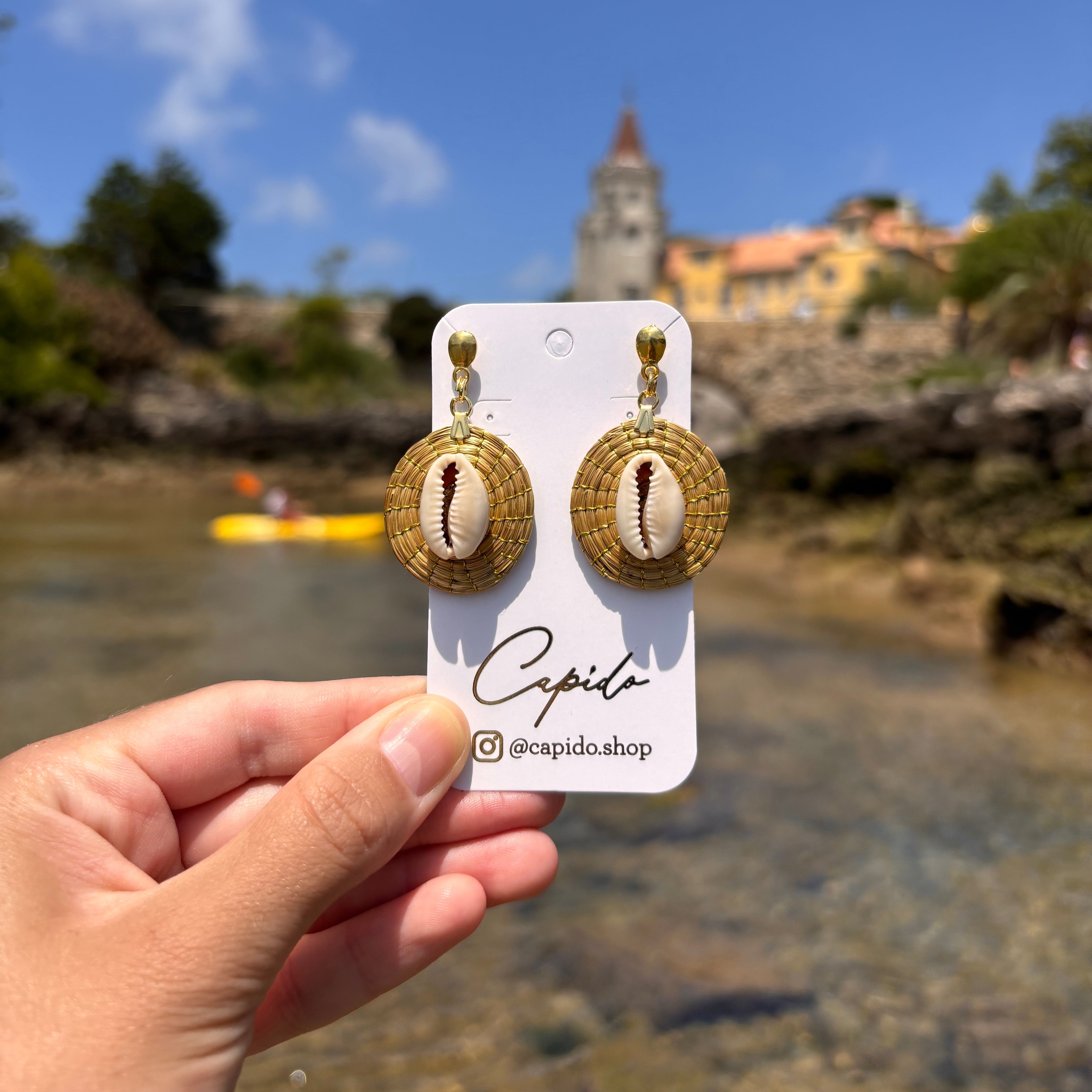 Ohringe Concha Small – Handgemachtes Unikat aus Capim Dourado | Online kaufen bei Capido Shop