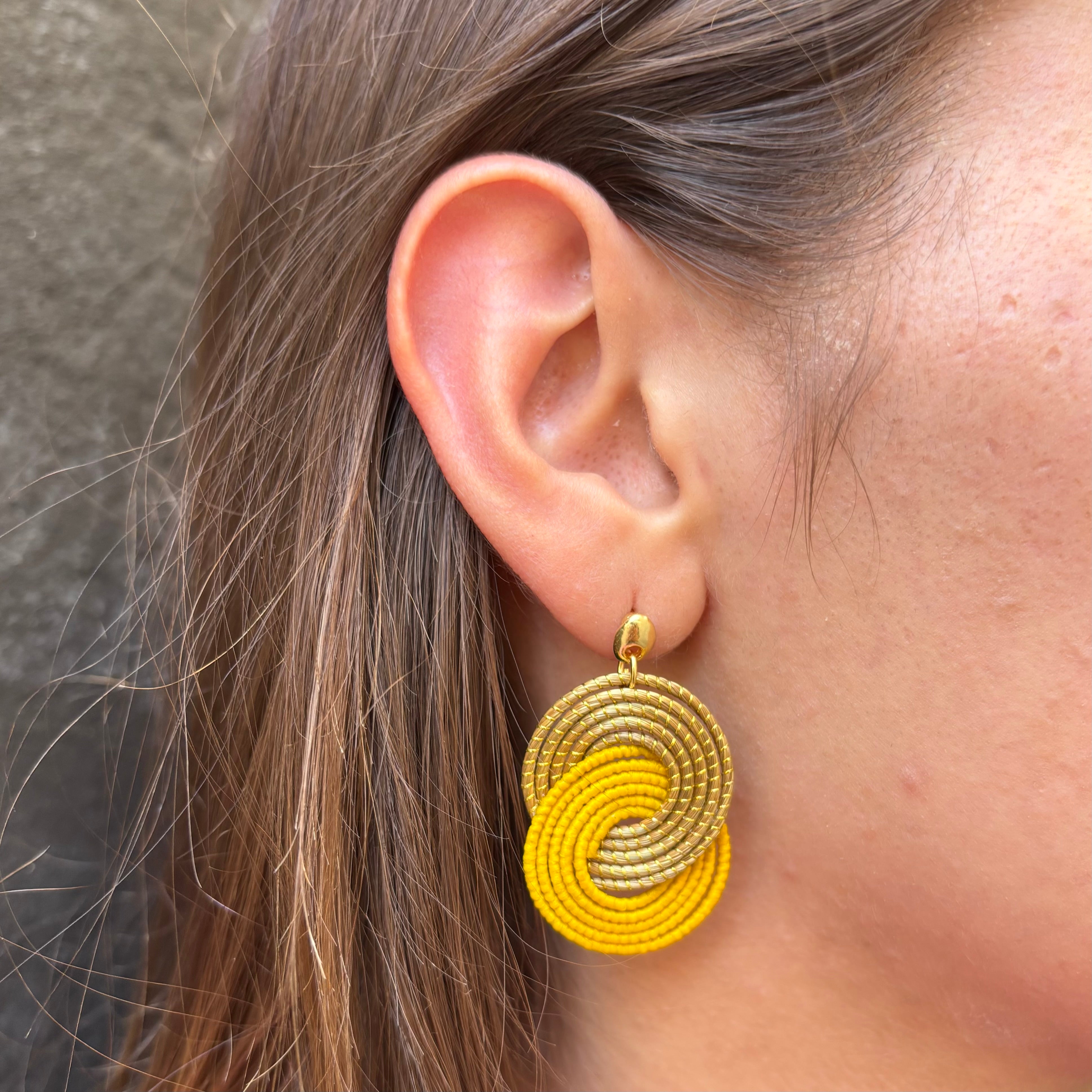 Ohrringe Tainha – Handgemachtes Unikat aus Capim Dourado | Online kaufen bei Capido Shop