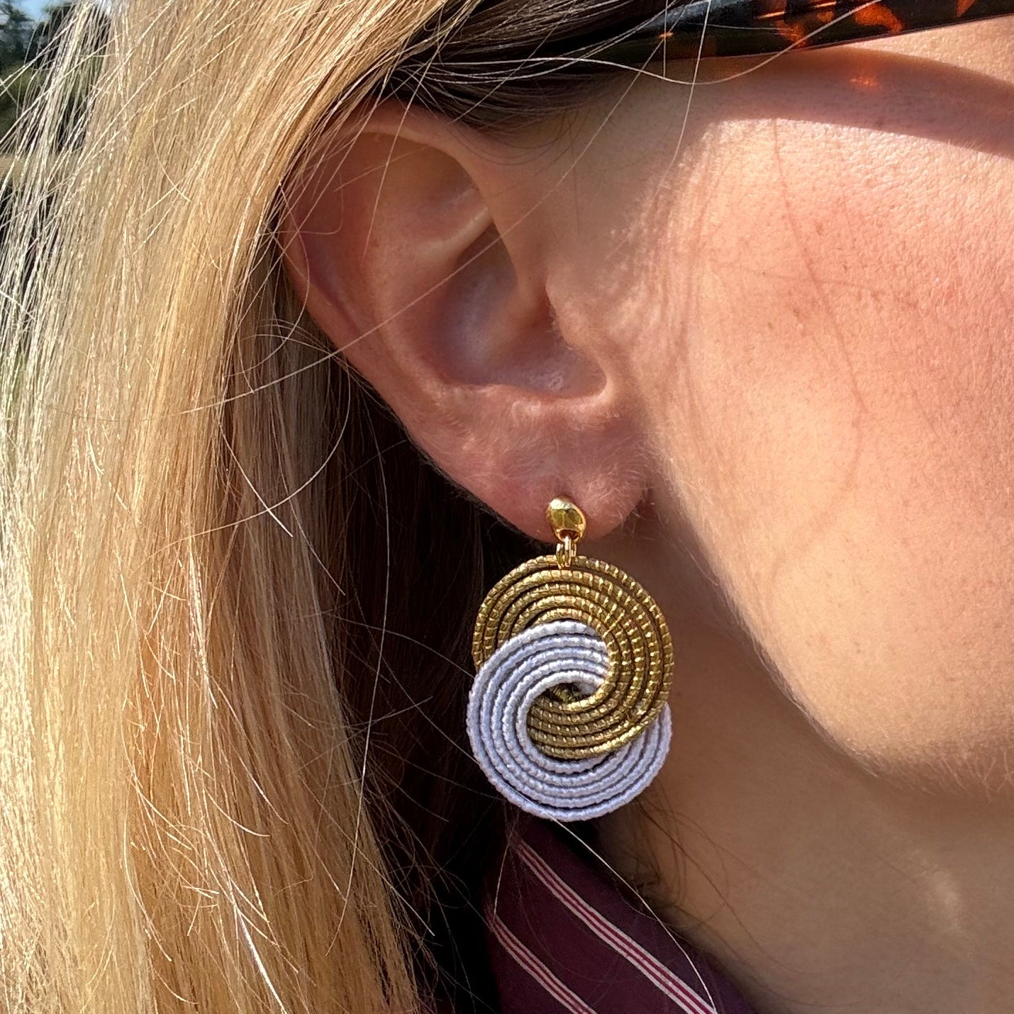Ohrringe Tainha – Handgemachtes Unikat aus Capim Dourado | Online kaufen bei Capido Shop