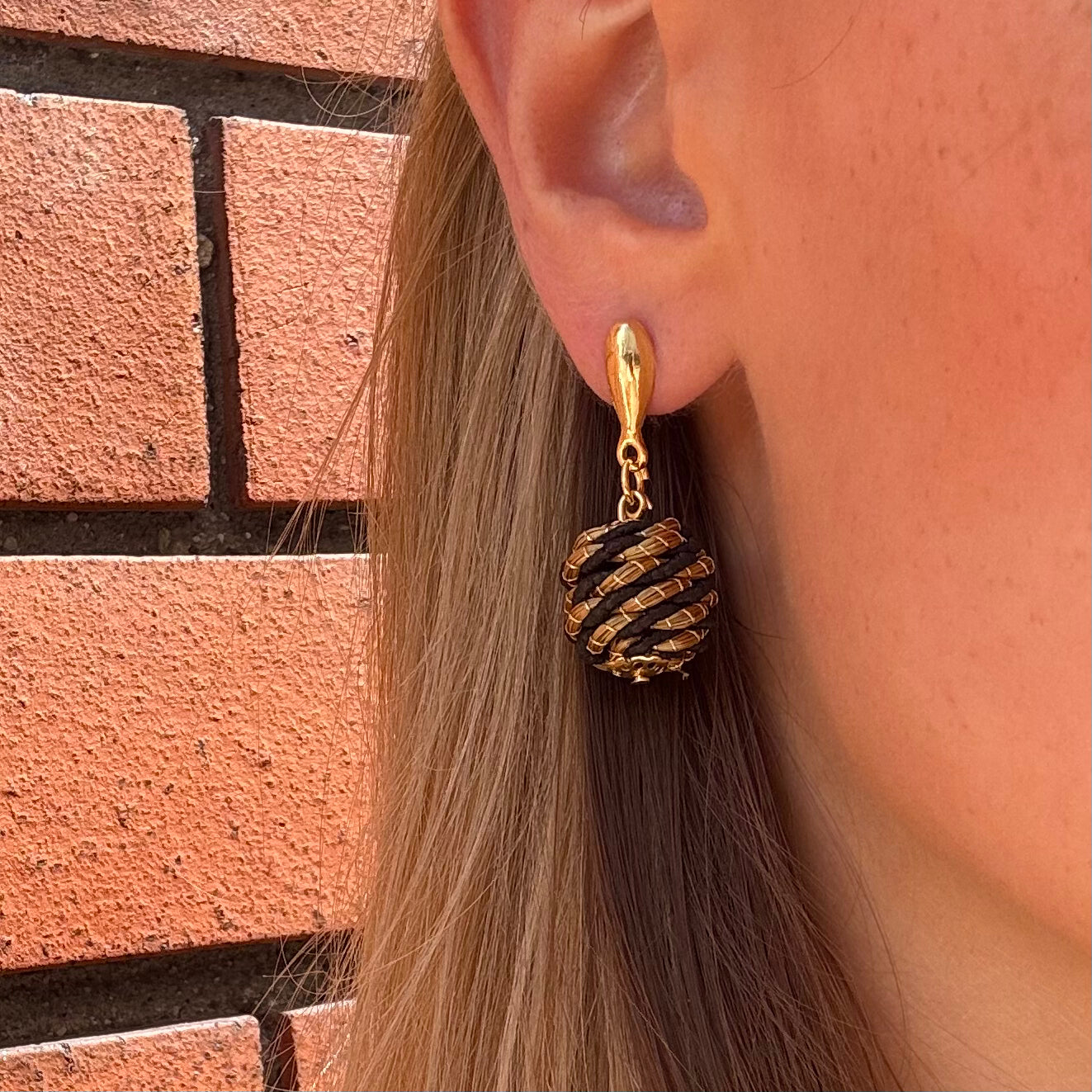 Ohrringe Petunia – Handgemachtes Unikat aus Capim Dourado | Online kaufen bei Capido Shop