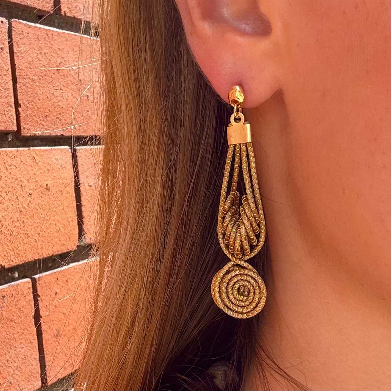 Ohrringe Orquídea – Handgemachtes Unikat aus Capim Dourado | Online kaufen bei Capido Shop