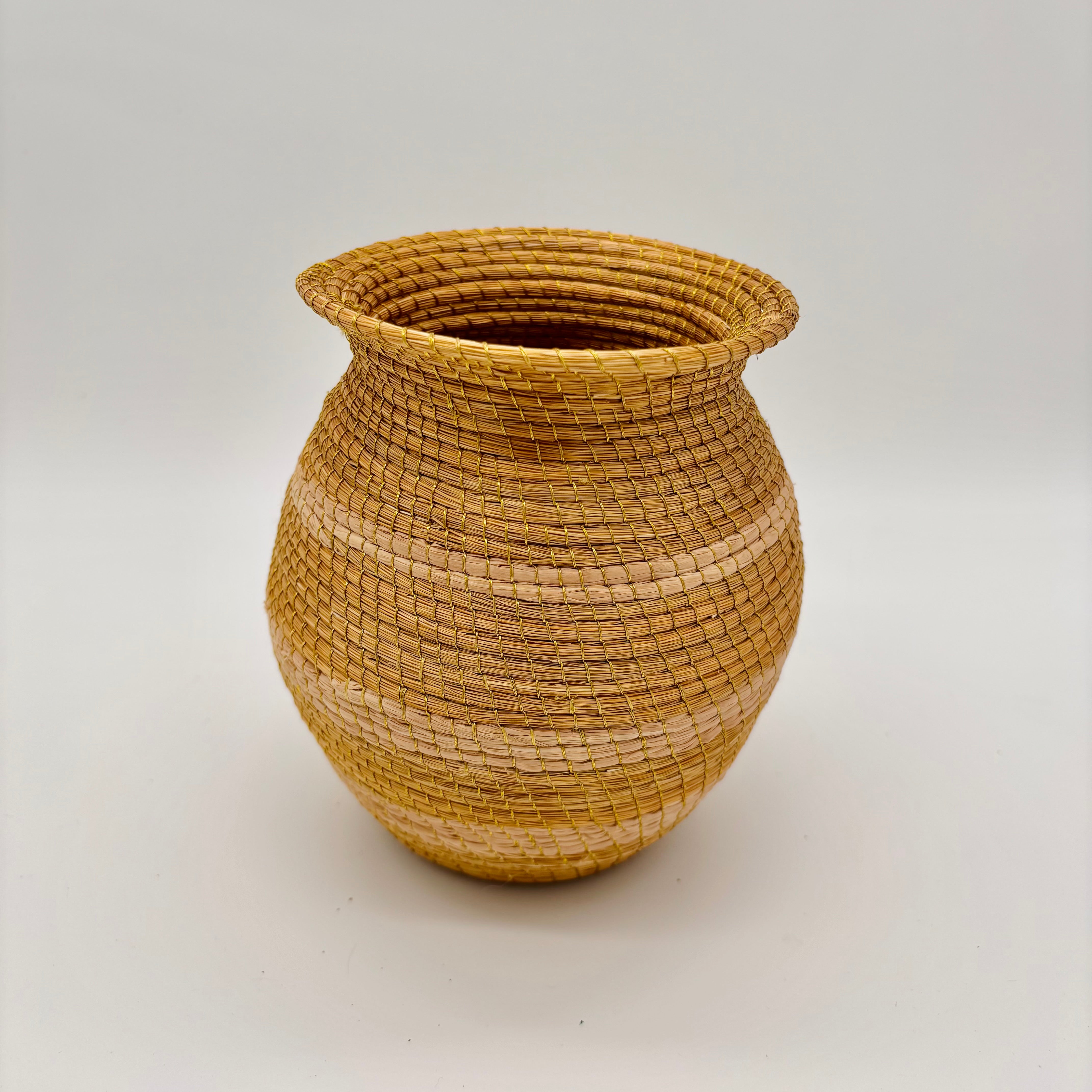 Vase Juveve – Handgemachtes Unikat aus Capim Dourado | Online kaufen bei Capido Shop