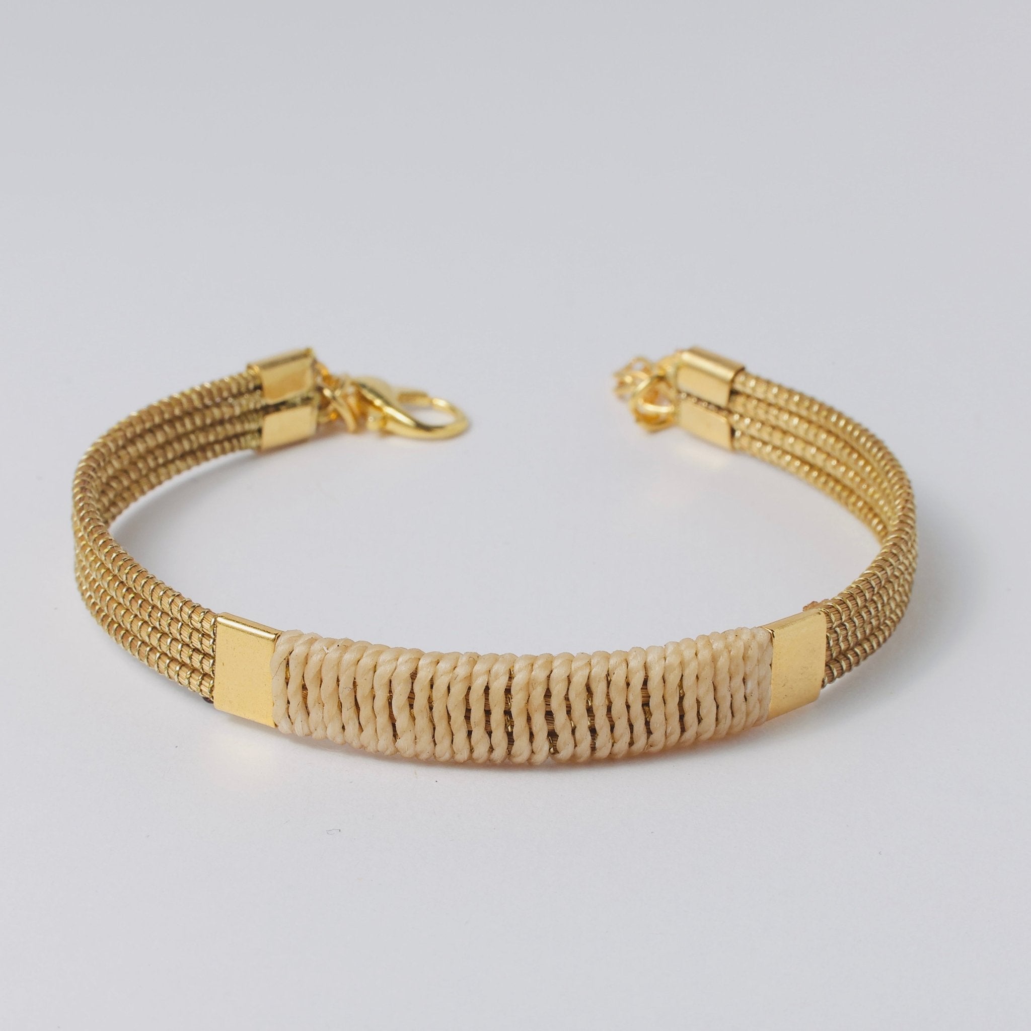 Armreif Abelha – Handgemachtes Unikat aus Capim Dourado | Online kaufen bei Capido Shop