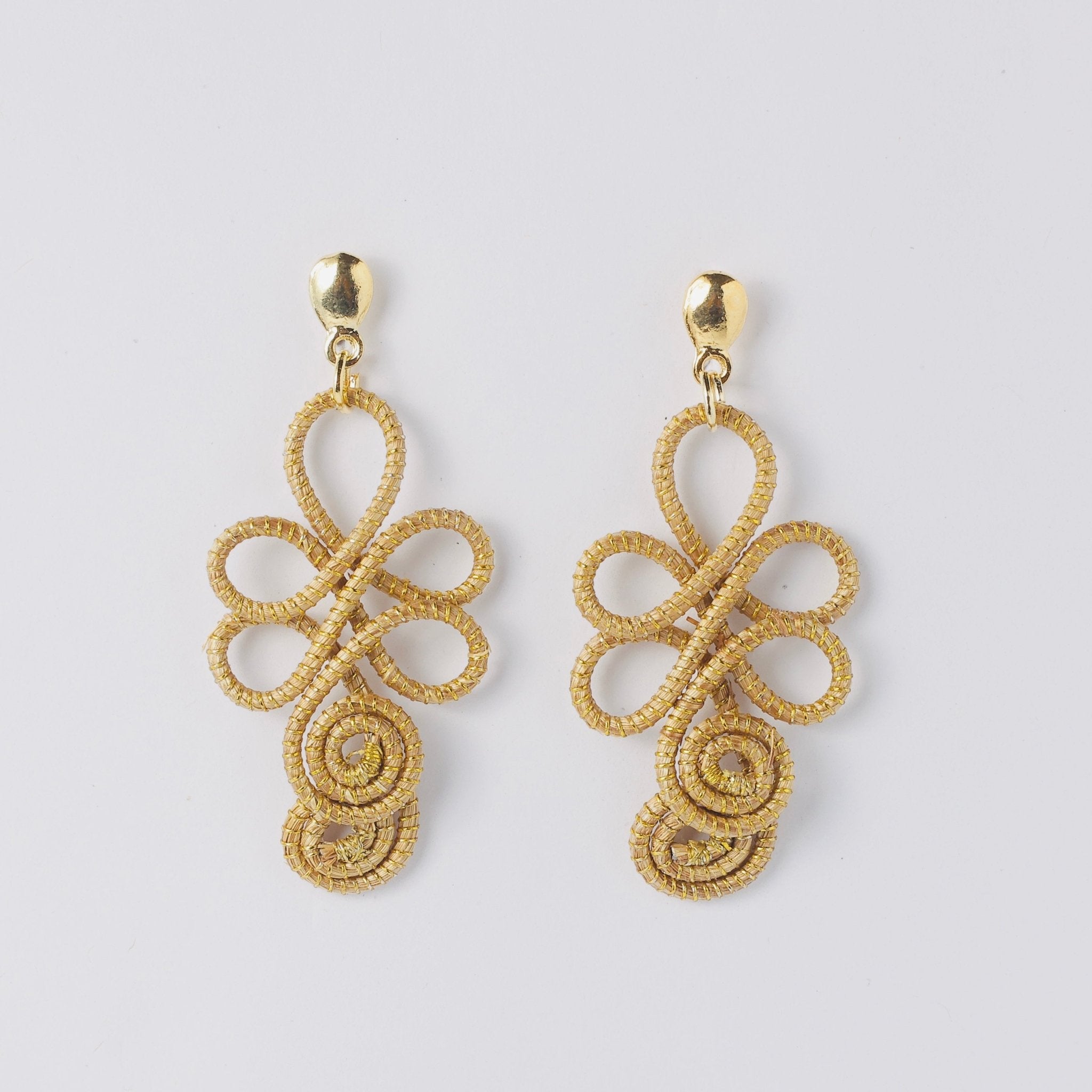 Ohrringe Camélia – Handgemachtes Unikat aus Capim Dourado | Online kaufen bei Capido Shop