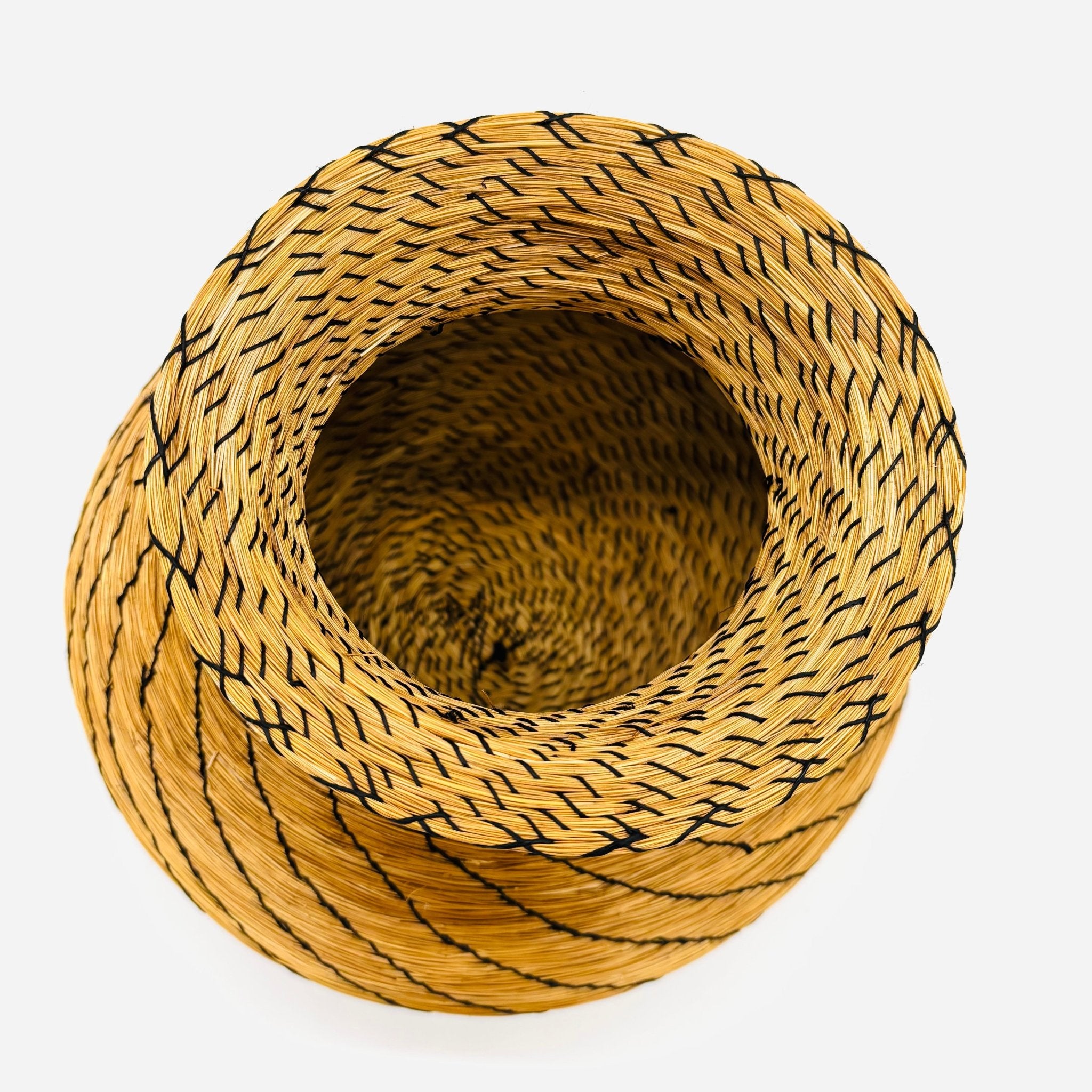 Vase Itajaí – Handgemachtes Unikat aus Capim Dourado | Online kaufen bei Capido Shop