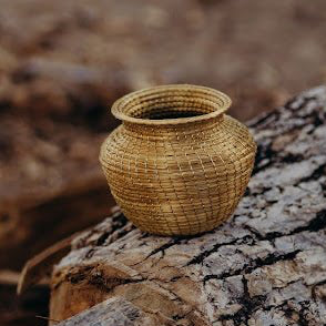 Vase Sinuelo – Handgemachtes Unikat aus Capim Dourado | Online kaufen bei Capido Shop