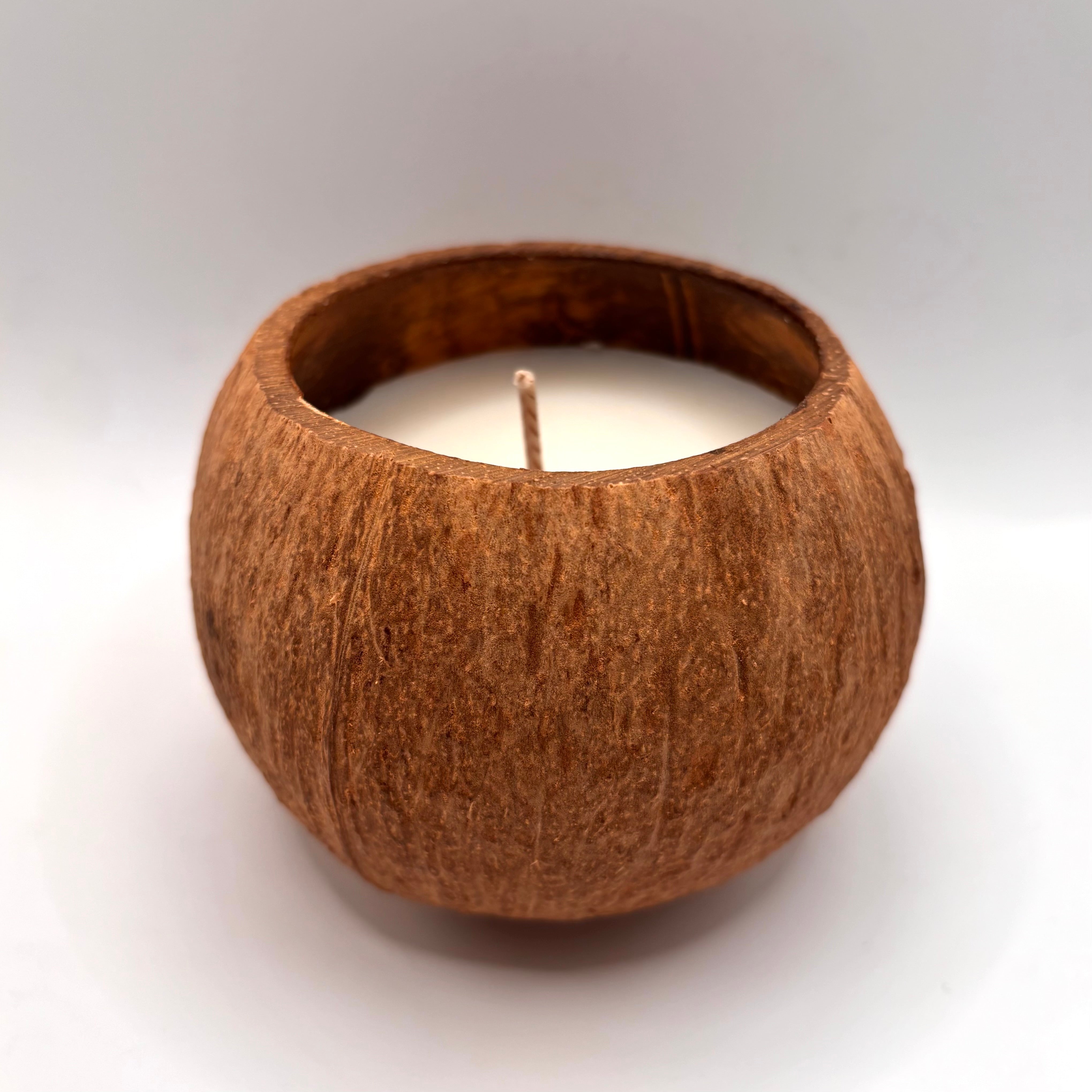 Brisa by Capido – Natürliche Kokoskerze – Handgemachtes Unikat aus Capim Dourado | Online kaufen bei Capido Shop