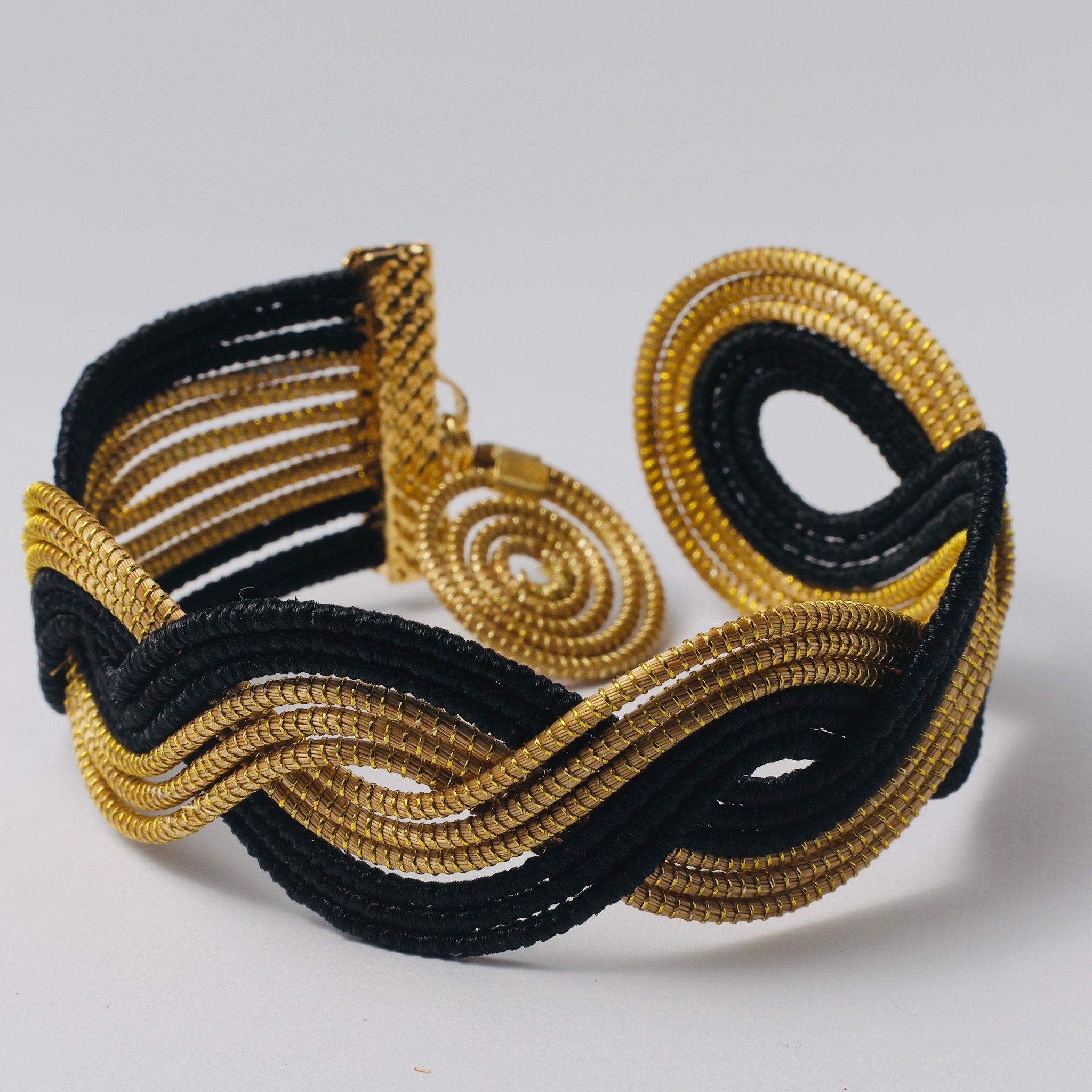 Armreif Boitata – Handgemachtes Unikat aus Capim Dourado | Online kaufen bei Capido Shop