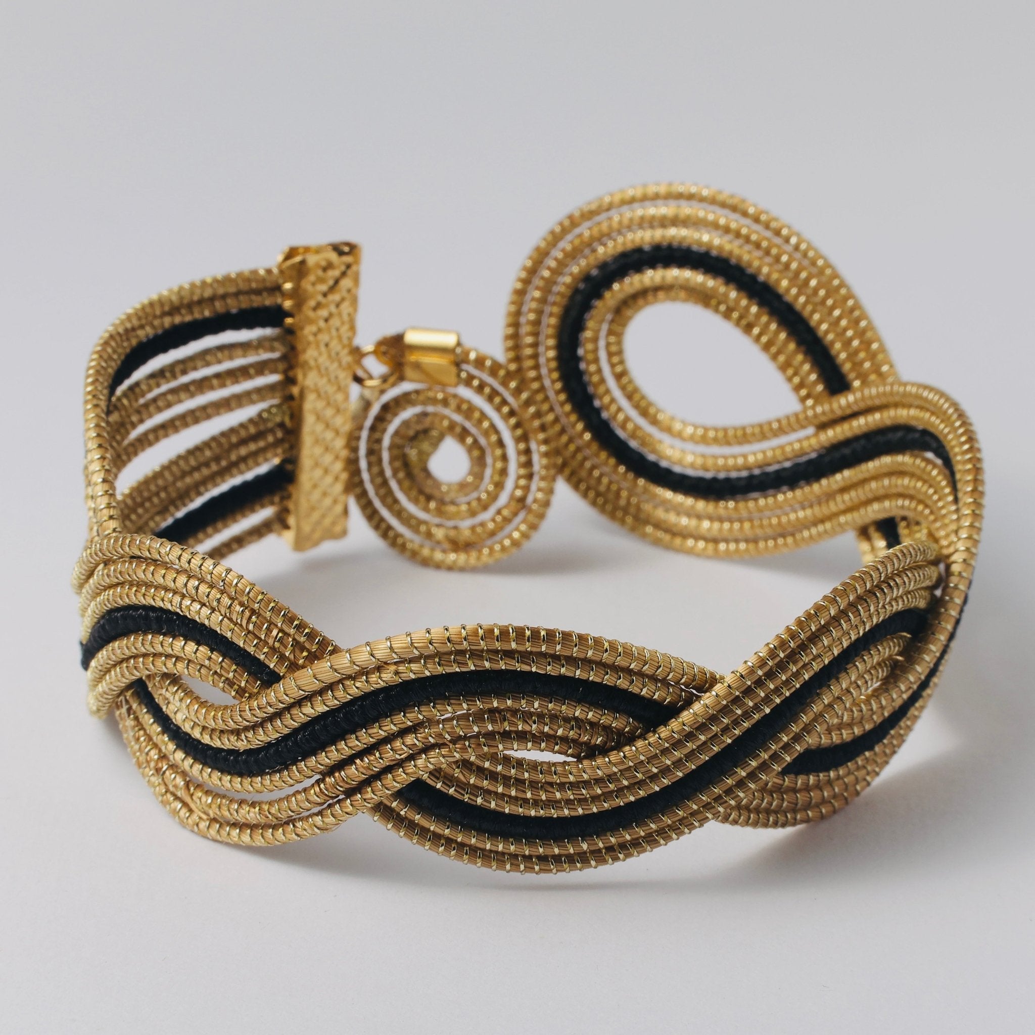 Armreif Cravos – Handgemachtes Unikat aus Capim Dourado | Online kaufen bei Capido Shop