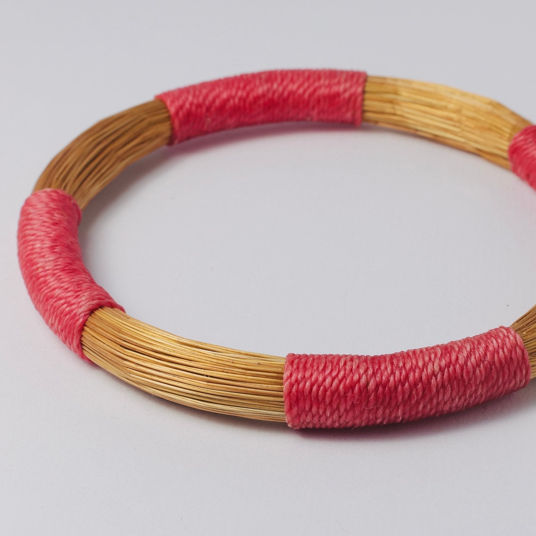 Armreif Rosa – Handgemachtes Unikat aus Capim Dourado | Online kaufen bei Capido Shop