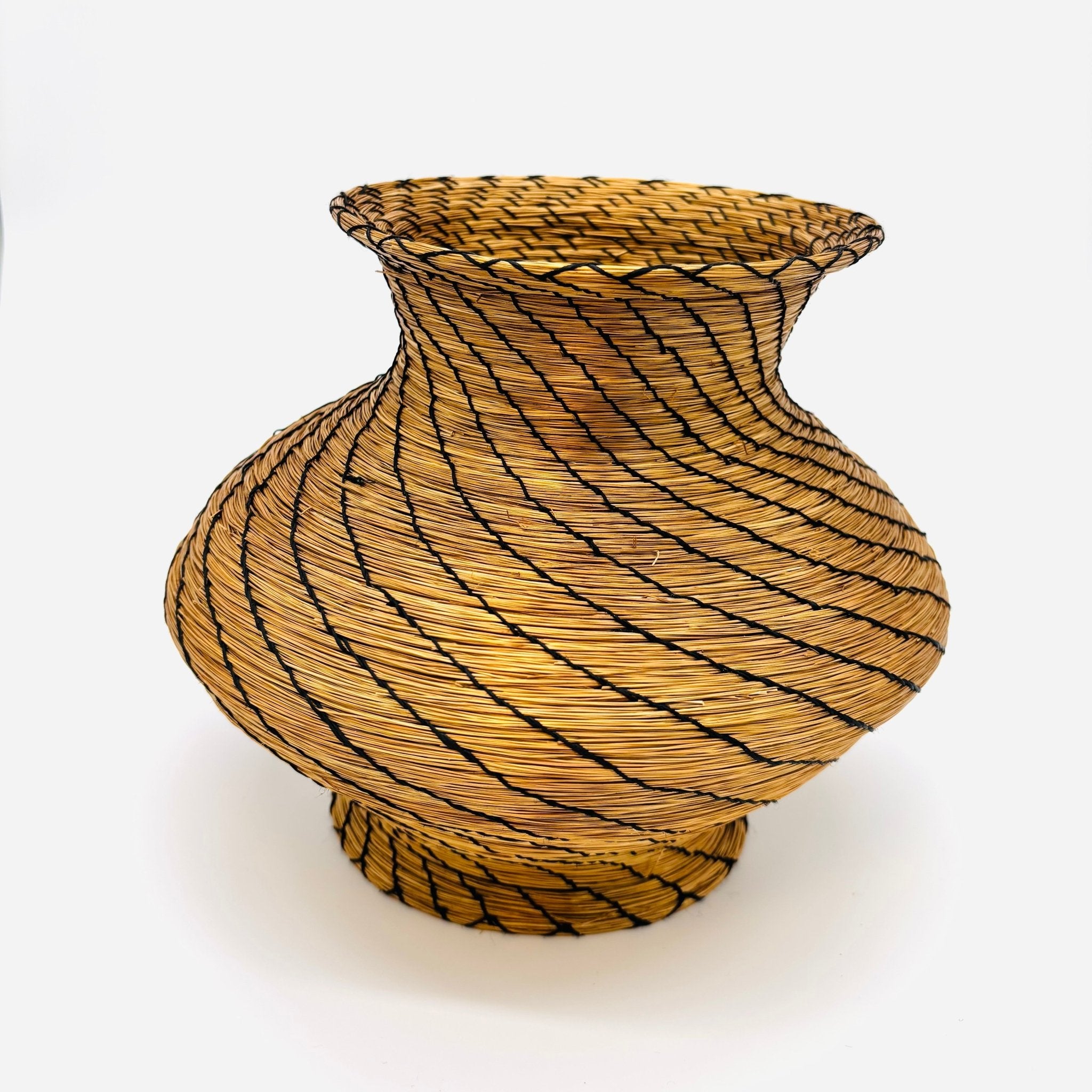 Vase Itajaí – Handgemachtes Unikat aus Capim Dourado | Online kaufen bei Capido Shop