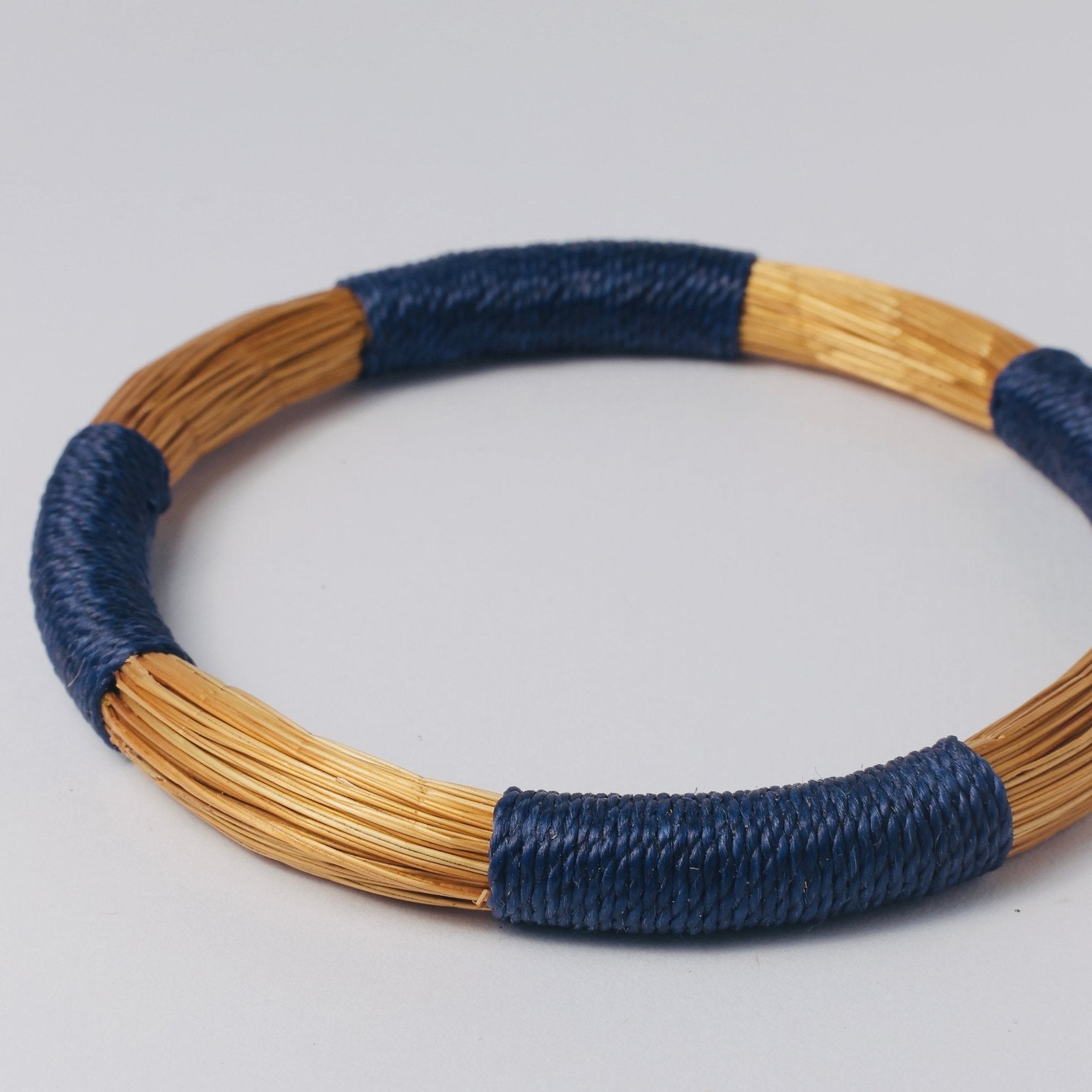 Armreif Bacaba – Handgemachtes Unikat aus Capim Dourado | Online kaufen bei Capido Shop