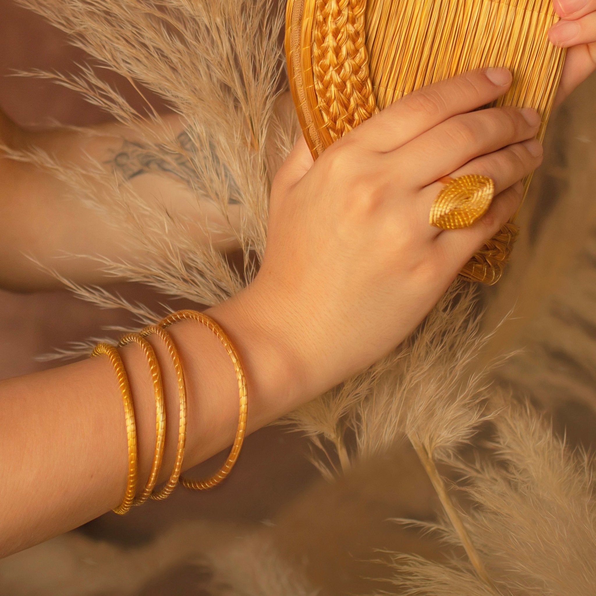 Armreif Amarilis – Handgemachtes Unikat aus Capim Dourado | Online kaufen bei Capido Shop