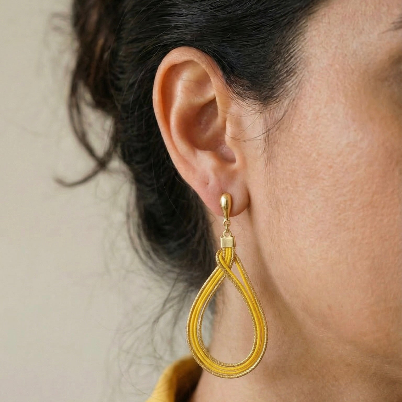 Ohringe Banana – Handgemachtes Unikat aus Capim Dourado | Online kaufen bei Capido Shop