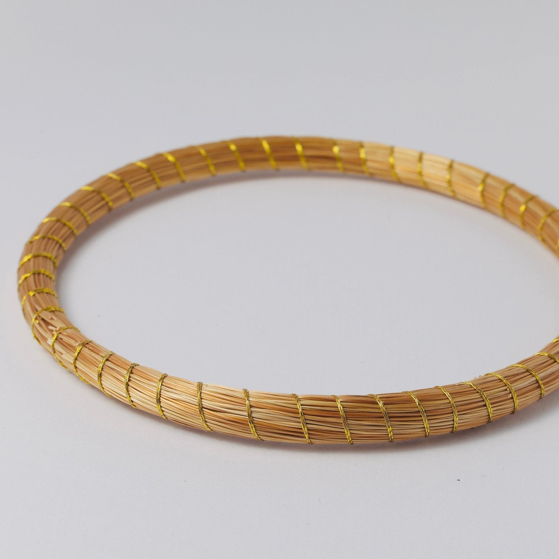 Armreif Moreia – Handgemachtes Unikat aus Capim Dourado | Online kaufen bei Capido Shop