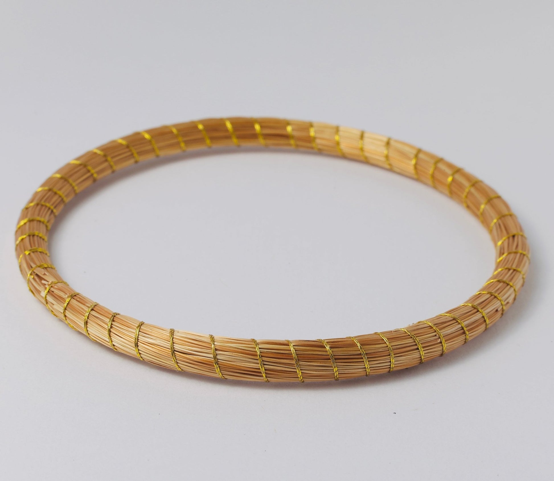 Armreif Moreia – Handgemachtes Unikat aus Capim Dourado | Online kaufen bei Capido Shop