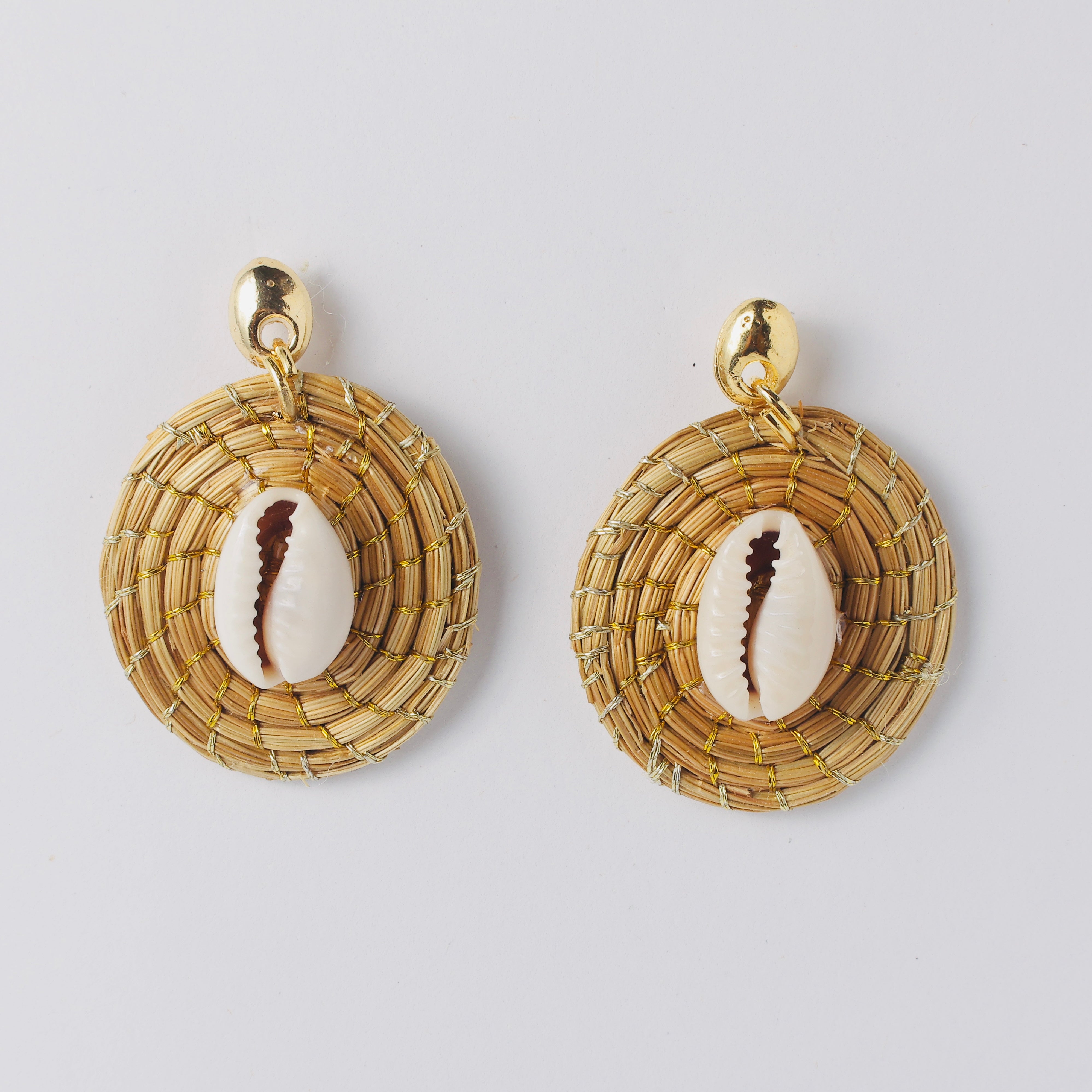 Ohringe Concha Small – Handgemachtes Unikat aus Capim Dourado | Online kaufen bei Capido Shop