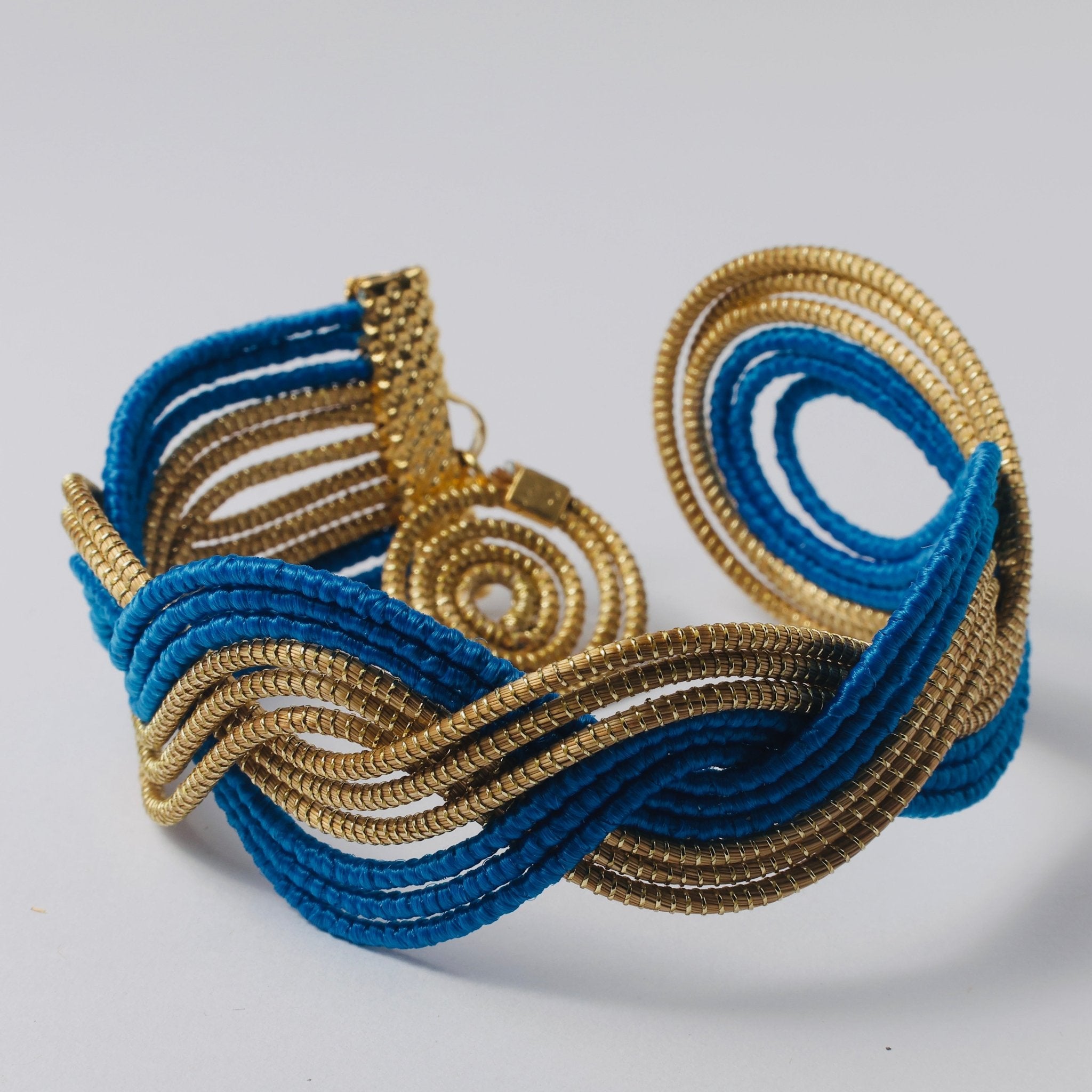 Armreif Curupira – Handgemachtes Unikat aus Capim Dourado | Online kaufen bei Capido Shop