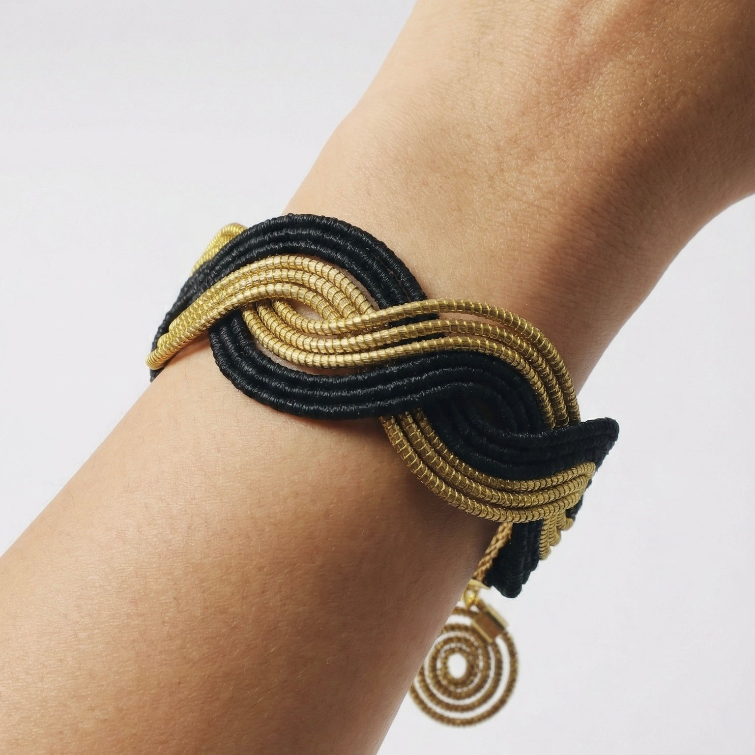 Armreif Boitata – Handgemachtes Unikat aus Capim Dourado | Online kaufen bei Capido Shop