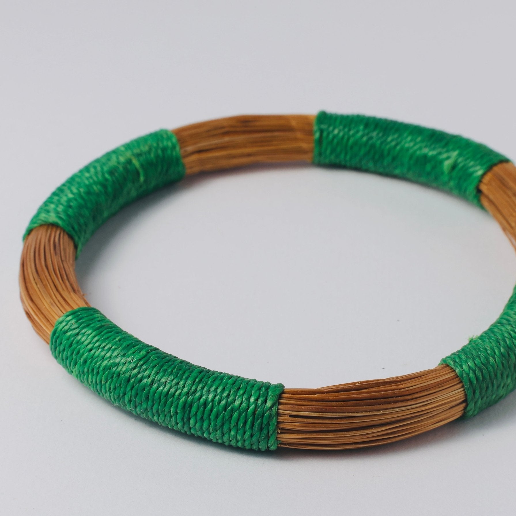 Armreif Folha – Handgemachtes Unikat aus Capim Dourado | Online kaufen bei Capido Shop