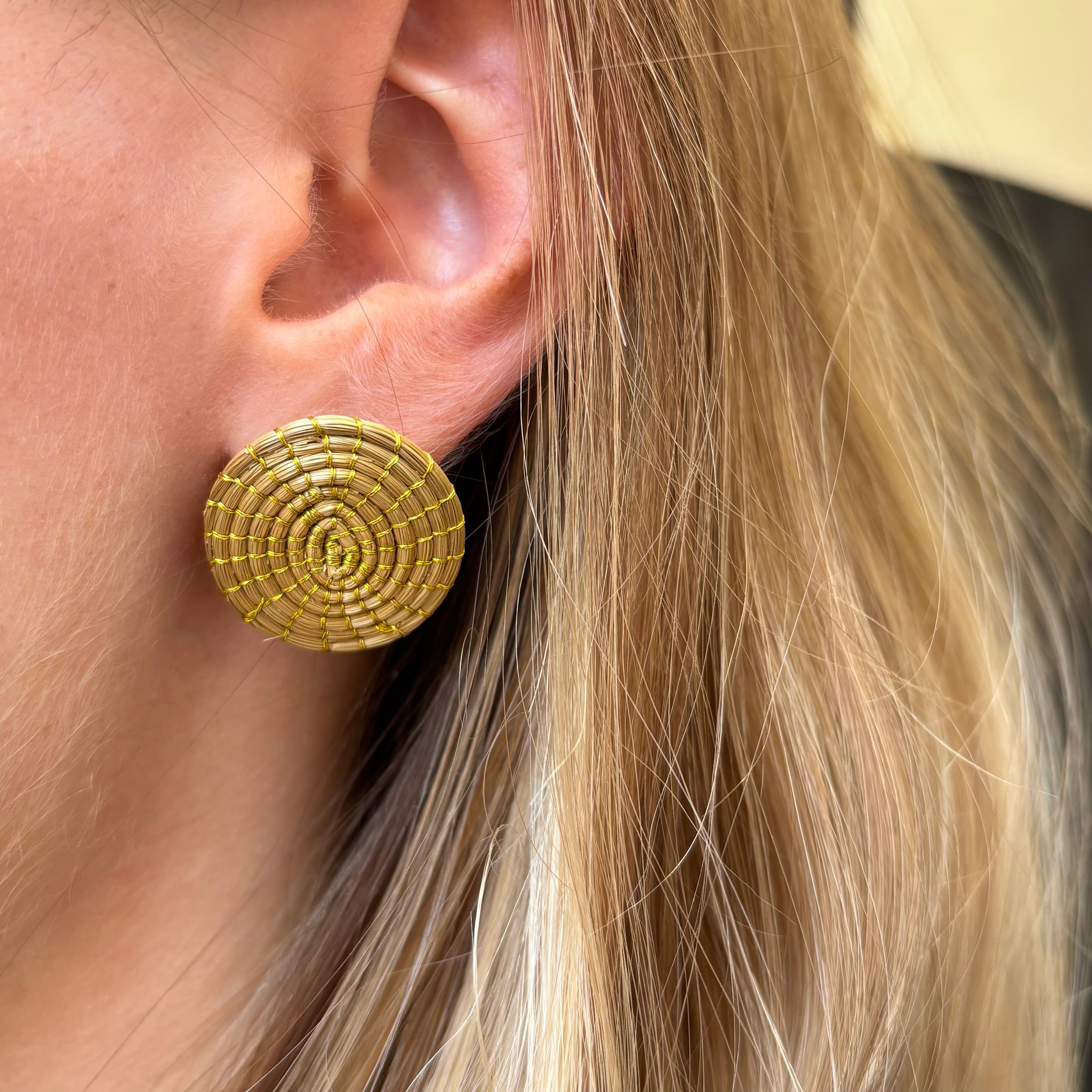 Ohrringe Siri – Handgemachtes Unikat aus Capim Dourado | Online kaufen bei Capido Shop