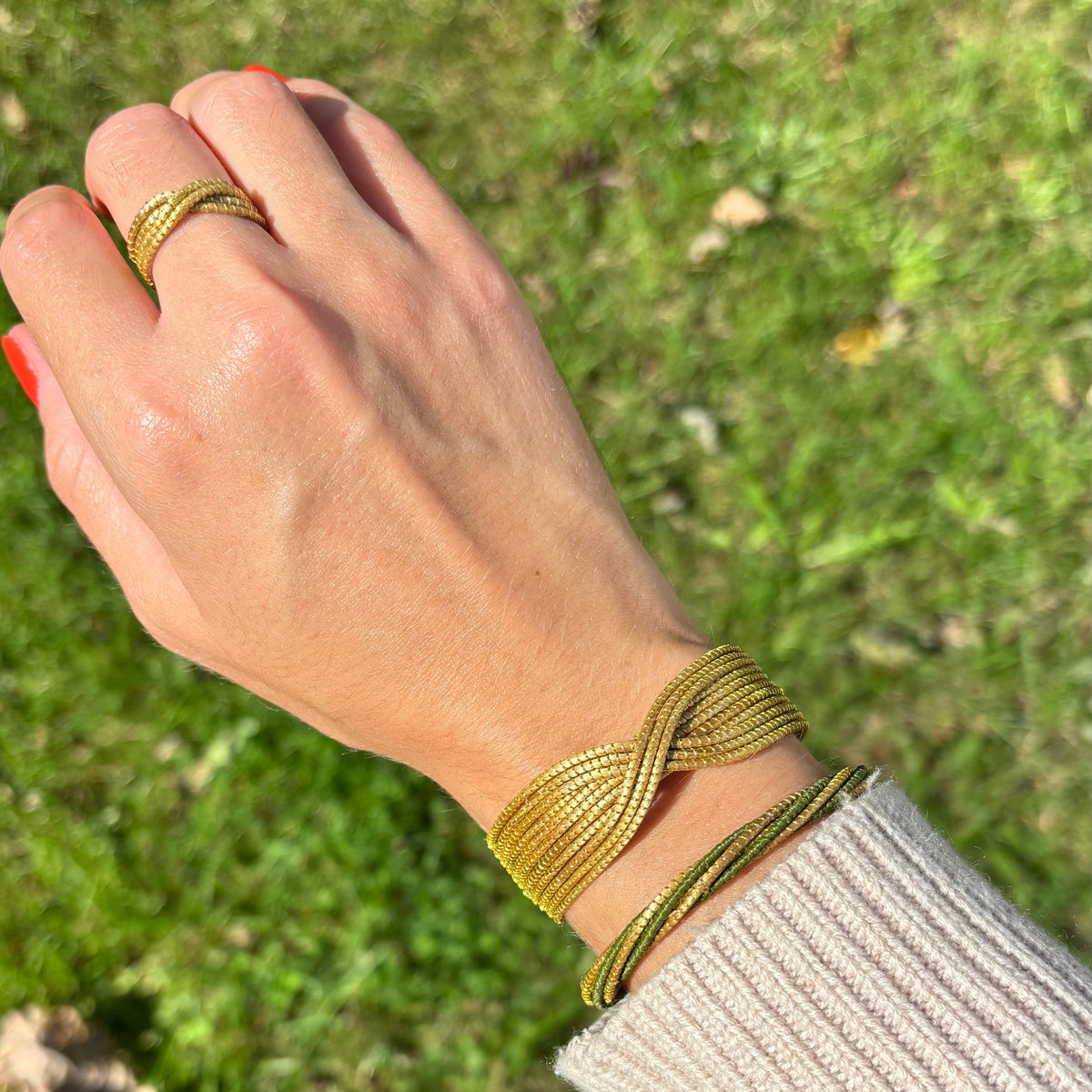 Armreif Loro – Handgemachtes Unikat aus Capim Dourado | Online kaufen bei Capido Shop