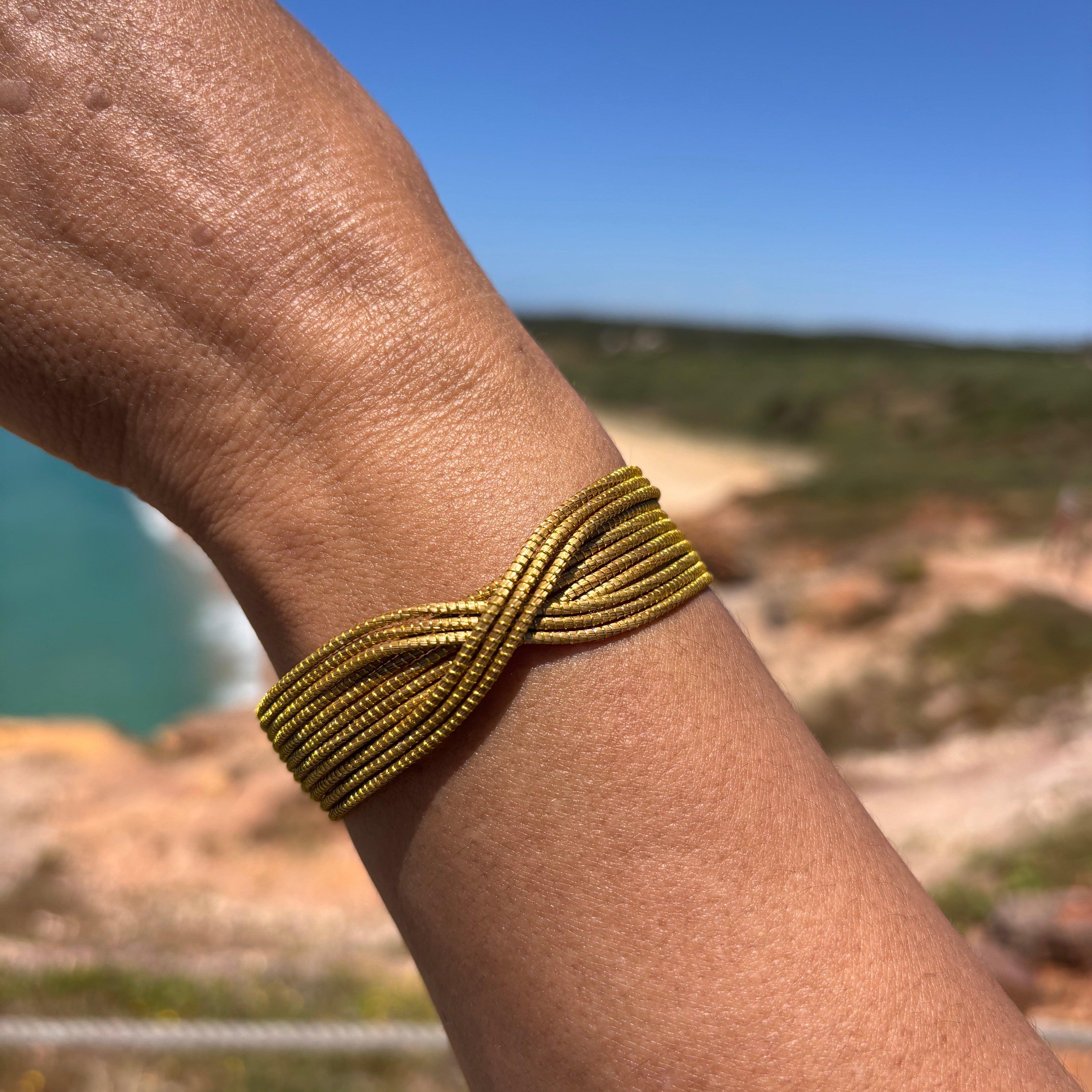 Armreif Jade – Handgemachtes Unikat aus Capim Dourado | Online kaufen bei Capido Shop